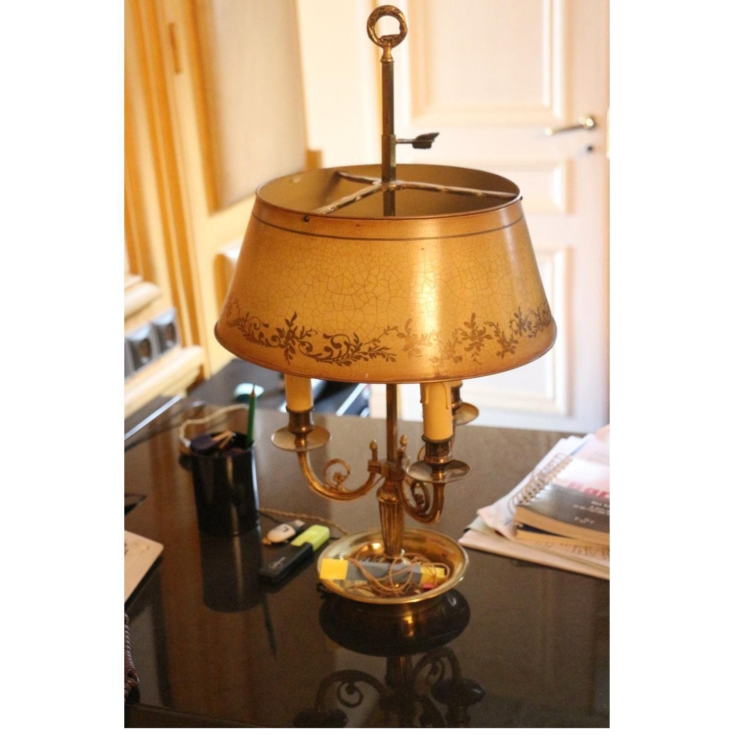 LAMPE BOUILLOTTE EN BRONZE CISELÉ ET DORÉ, STYLE LOUIS XVI 热水瓶灯，青铜凿刻和镀金。

圆形底座。
&hellip;