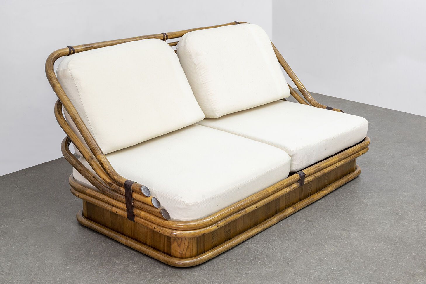 FABIO LENCI (Né en 1935) 法比奥-伦奇（生于1935年）

藤制双座沙发，座椅为白色织物。

一个藤制的双座沙发，座椅为白色织物。

长&hellip;