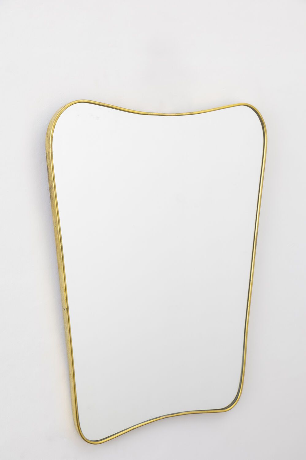 GIO PONTI (1891-1979) (ATTRIBUÉ à) 吉奥-庞蒂（1891-1979）（归属）。

镜子有凹陷的边缘，黄铜框架。

一面有凹陷边&hellip;