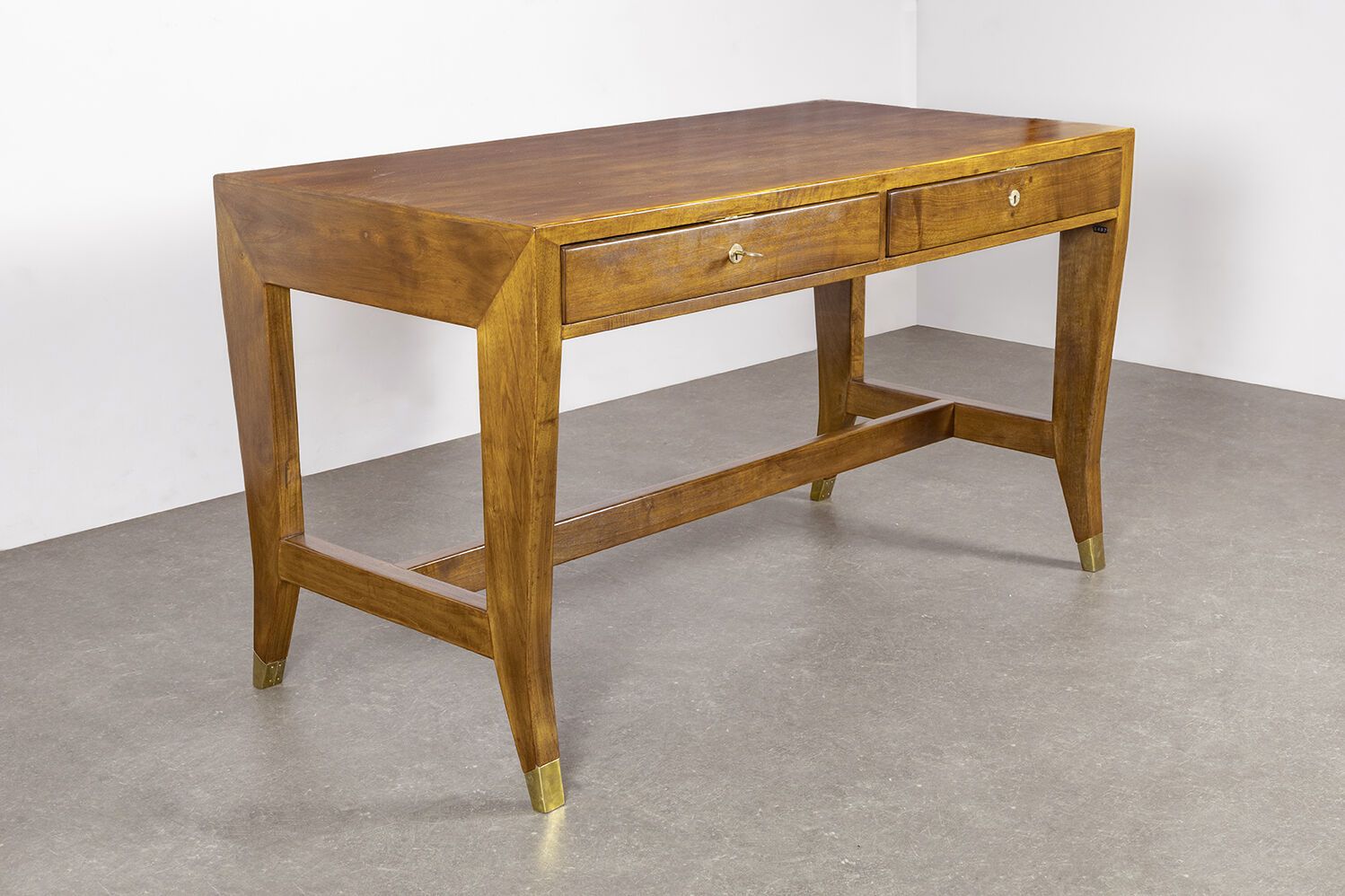 Gio PONTI (1891-1979) GIO PONTI (1891-1979)

Large neo-classical desk in ash ven&hellip;