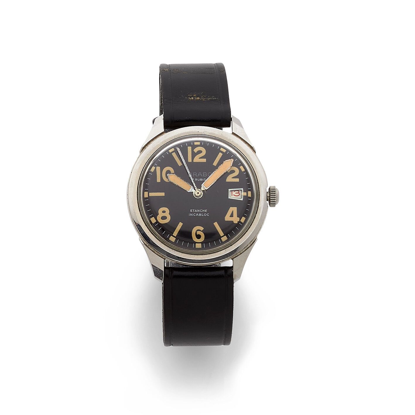 BRABO ǞǞǞ
男士钢质金属腕表，约1960年，黑色漆面表盘，彩绘阿拉伯数字和时标，大型剑形指针，中央秒针，日期位于三点钟方向。编号为54233的旋入式背面&hellip;
