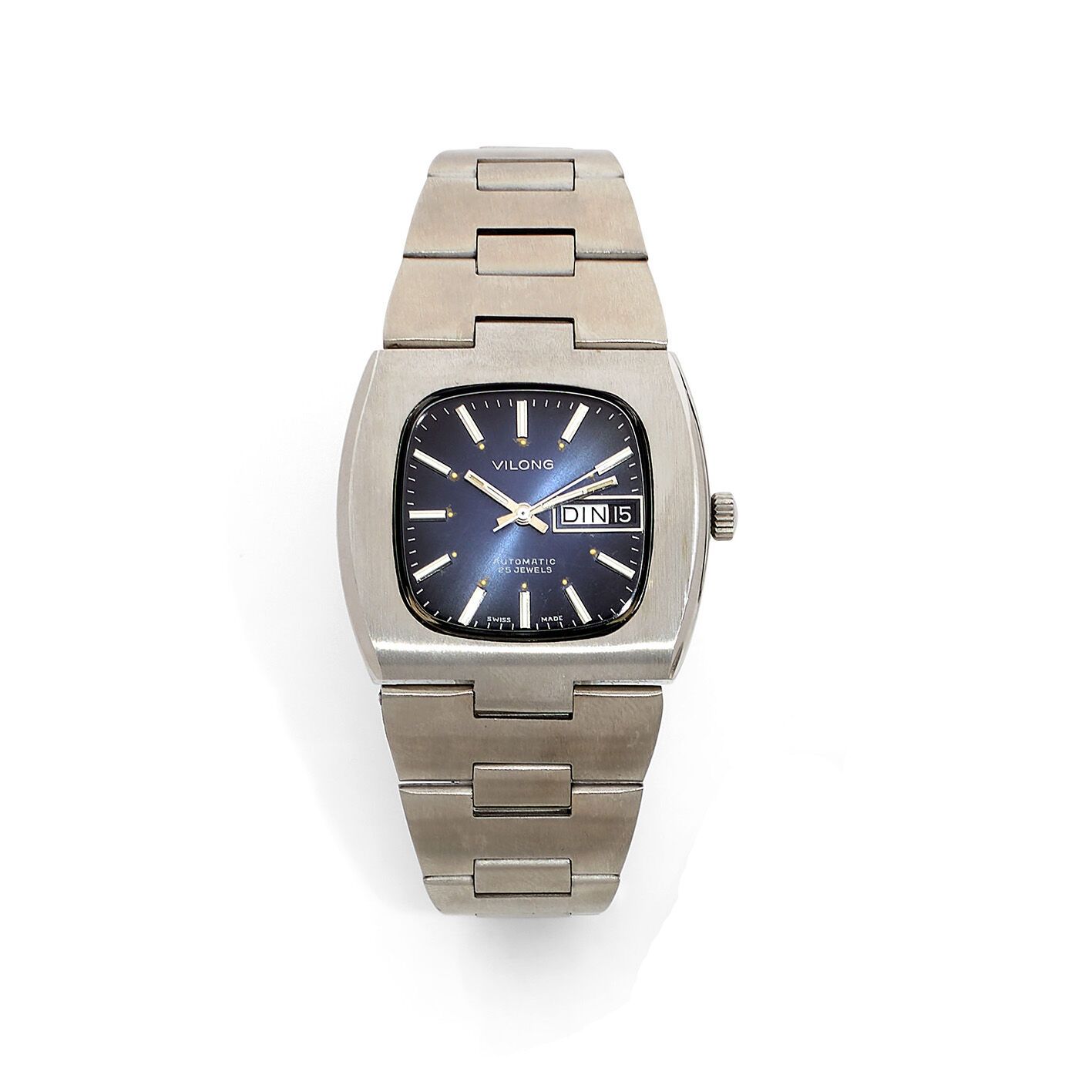 VILONG 维龙
男士不锈钢腕表，约1970年，烟熏蓝色表盘，应用钢质刻度，氚钉，三点钟方向有星期和日期指示。编号为21505-W的钢制旋入式表背，有蓝色贴纸&hellip;