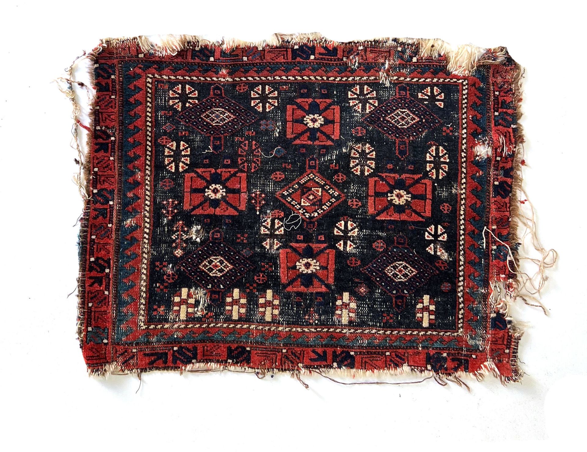 Null TAPISD'ORIENT 

Petit tapis Beloutch, XIXème siècle, tons bordeaux et bleu &hellip;