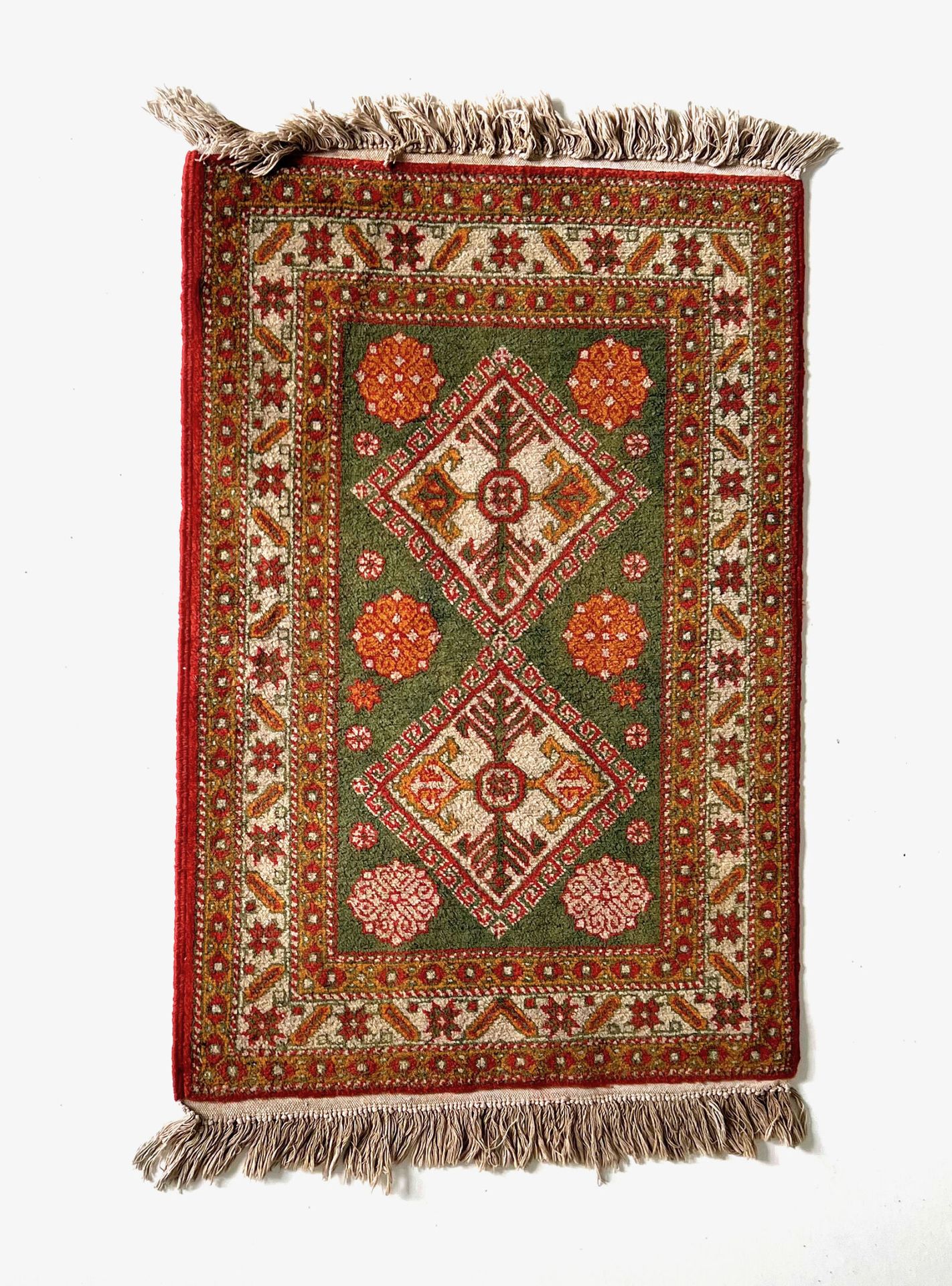 Null 东方的地毯

Chirvan地毯，20世纪，红色、绿色和奶油色，三层边框。饰有两个奖章和风格化的花卉和几何图案。

状态良好 - 长0.85 x 宽0&hellip;