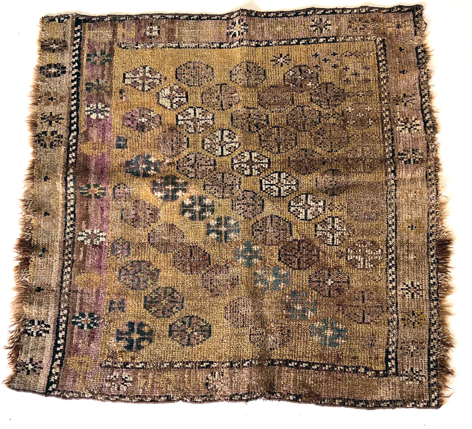 Null TAPISD'ORIENT 

Petit tapis du Caucase, XIXème siècle, tons bruns et jaunes&hellip;