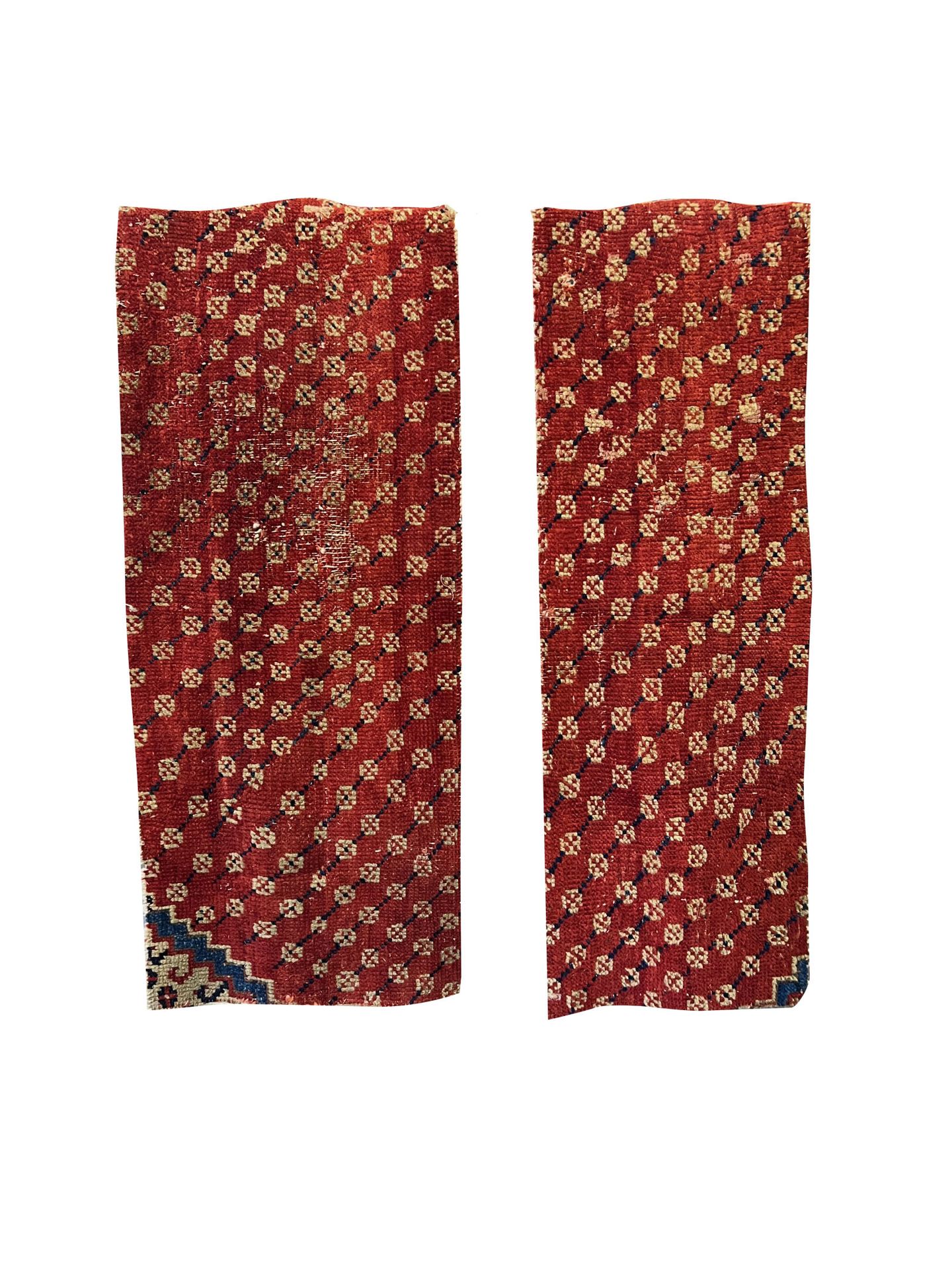 Null 东方的地毯

两块红色调的地毯碎片。饰有风格化的几何元素。

佩戴 - 长1.29 x 宽0.52厘米和长1.29 x 宽0.43厘米