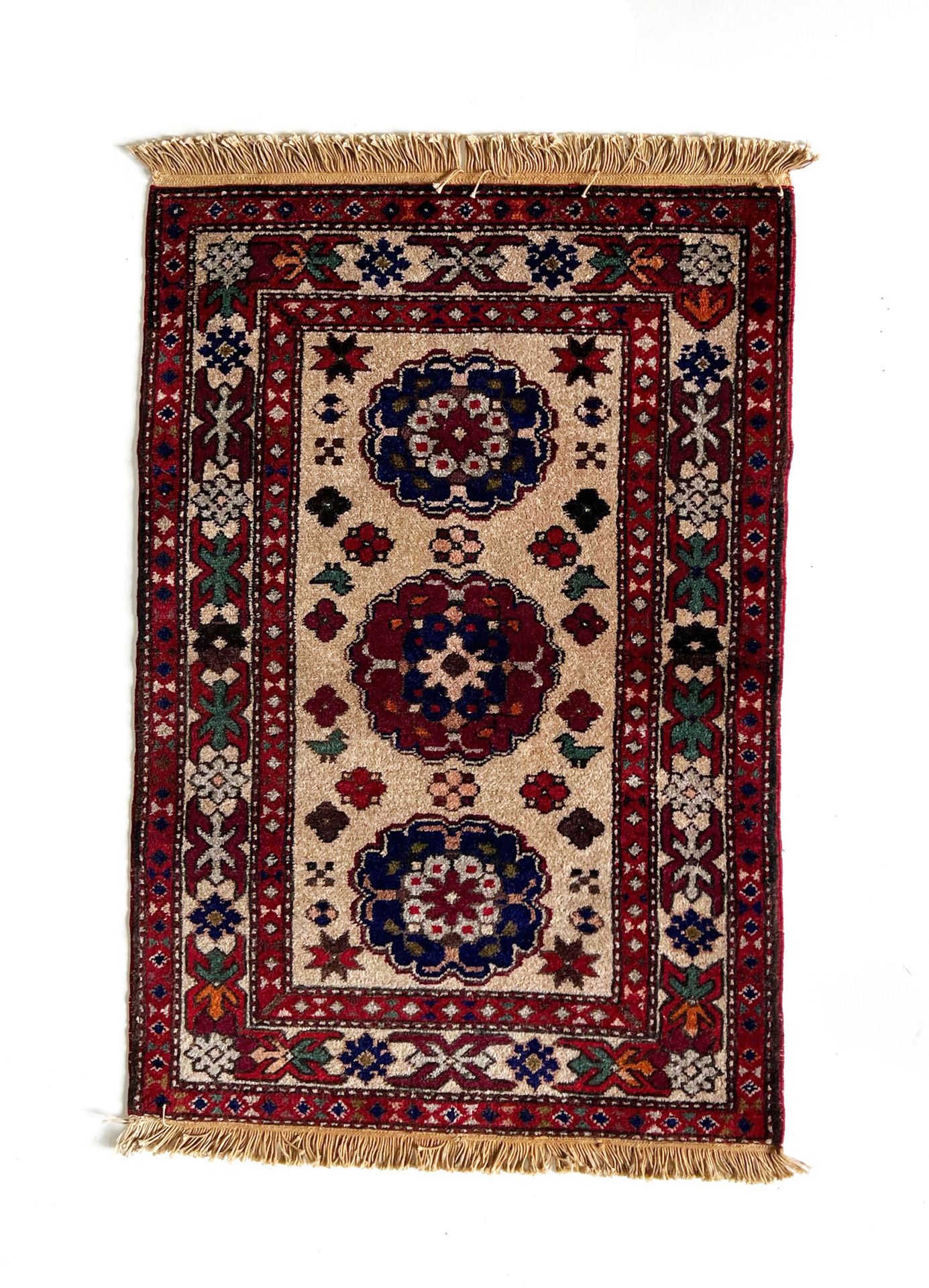 Null 东方的地毯

达吉斯坦地毯，20世纪，红色、奶油色和蓝色调，三层边框。饰有奖章和风格化的几何花纹图案。

状态良好 - 长1.00 x 宽0.65厘米