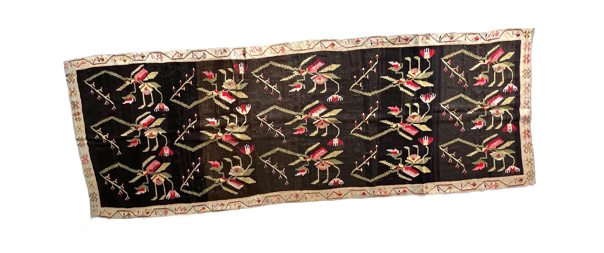Null 东方的地毯

来自Bessarabia的Kilim地毯，被称为Bessarabian，来自20年代，多色调，黑底，细花边形成一个框架。装饰有受奥布松地&hellip;