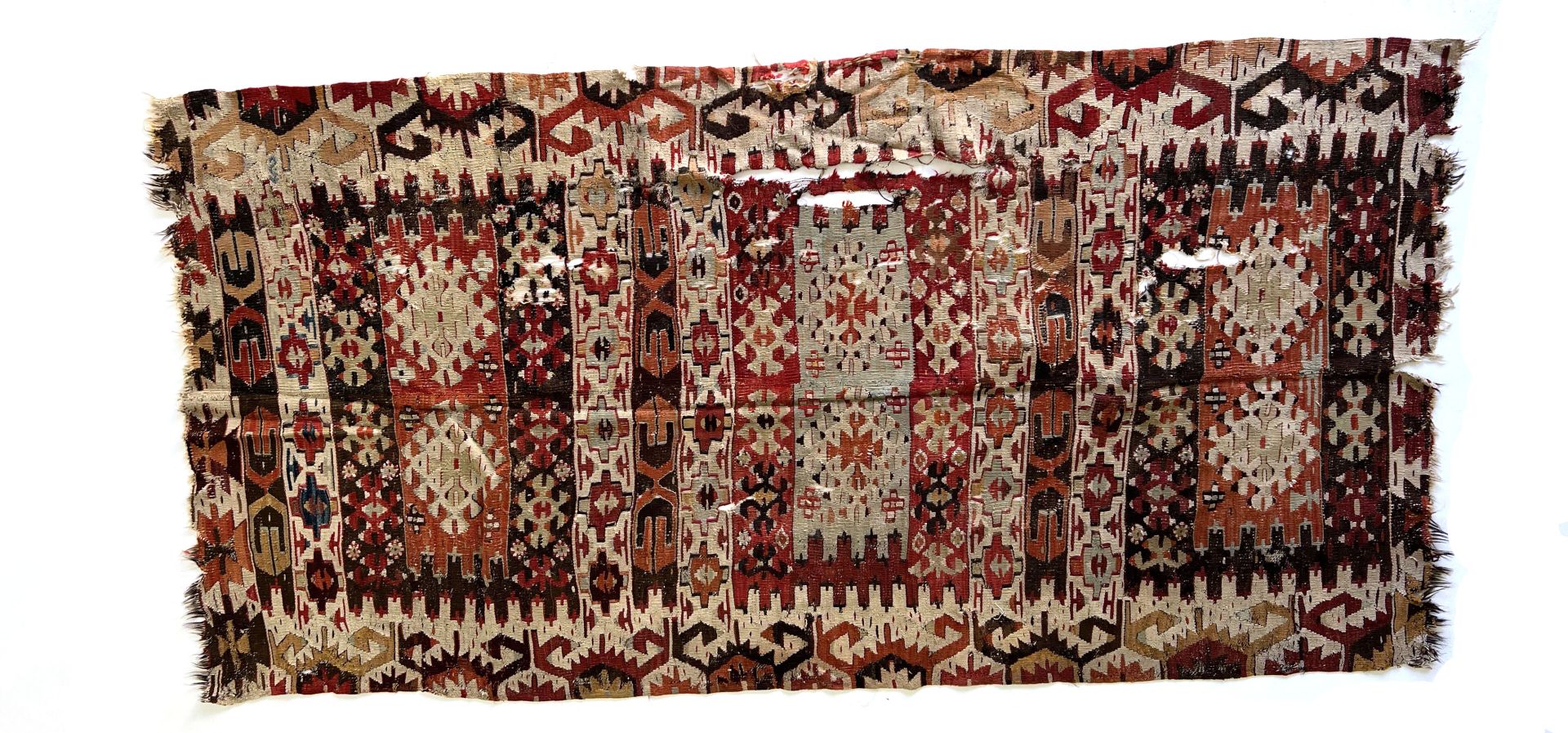 Null 东方地毯

基里姆地毯，棕色、红色和米色的色调。饰有传统风格的几何图案。

磨损、破洞和缺损 - 长2.80 x 宽1.42厘米