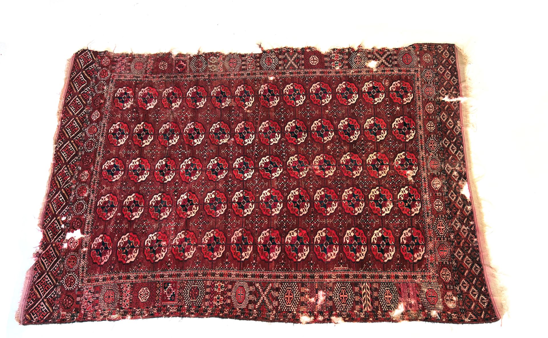 Null 东方的地毯

布哈拉地毯，19世纪，葡萄酒和红颜色。饰有五排居士，宽边。

磨损、孔洞和缺失部分，特别是在边框上 - 长2.90 x 宽2.15厘米