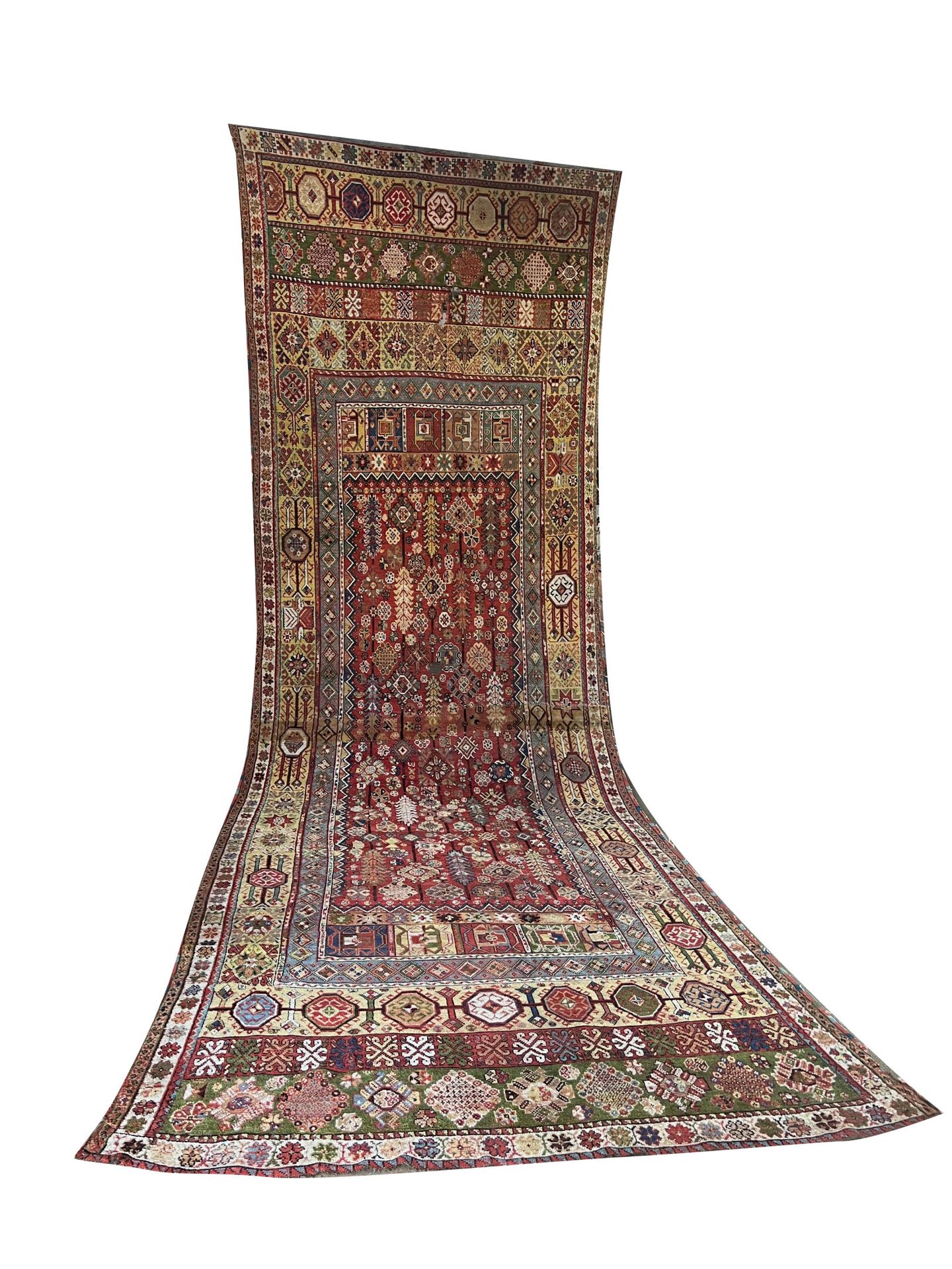 Null 东方的地毯

重要的Kashgai画廊地毯，19世纪，多色色调。红色背景上的中央装饰被宽大而丰富的边框框住，整个图案由花卉和植物元素以及风格化的几何图&hellip;