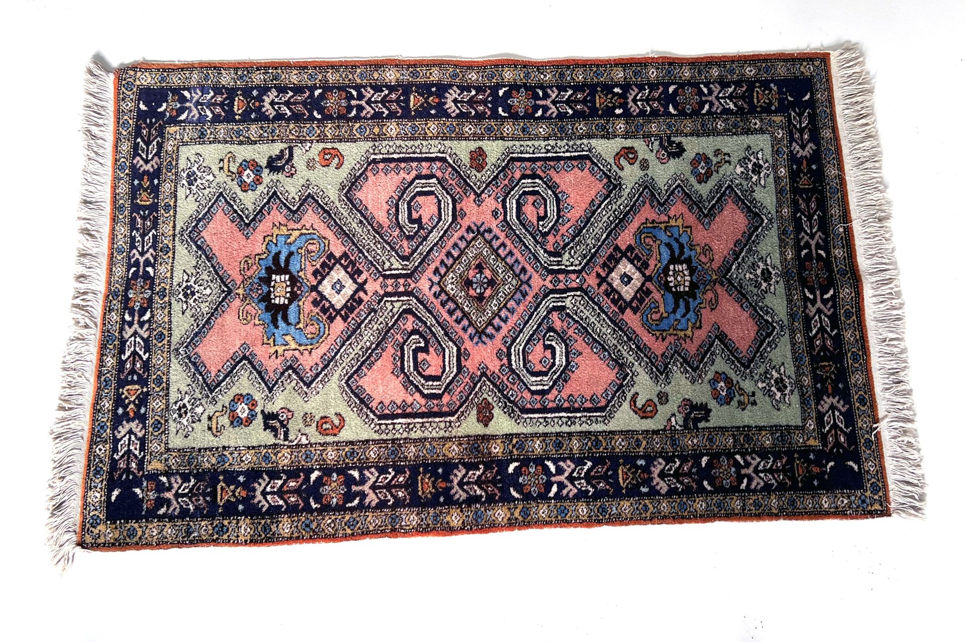 Null 东方的地毯

埃尔德比勒地毯，二十世纪，杏仁绿、玫瑰和午夜蓝的色调，三层边框。饰有带钩子和风格化几何图案的徽章。

状态良好 - 长1.00 x 宽0&hellip;