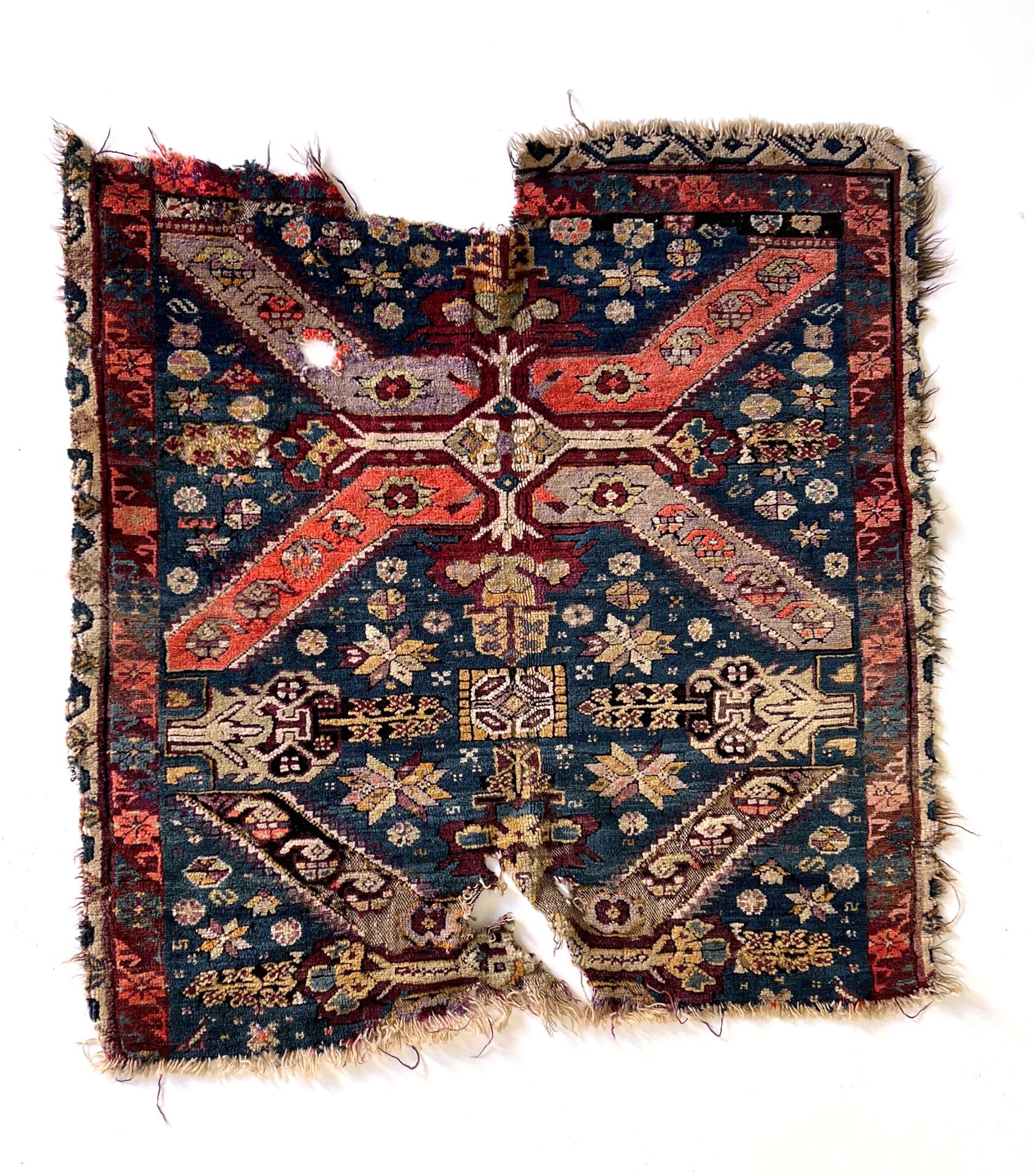 Null 东方的地毯

Seikhour小地毯，19世纪，午夜蓝背景上的红色和淡紫色调，典型的圣安德鲁十字架装饰。

磨损、孔洞和缺损 - 长1.13 x 宽1&hellip;