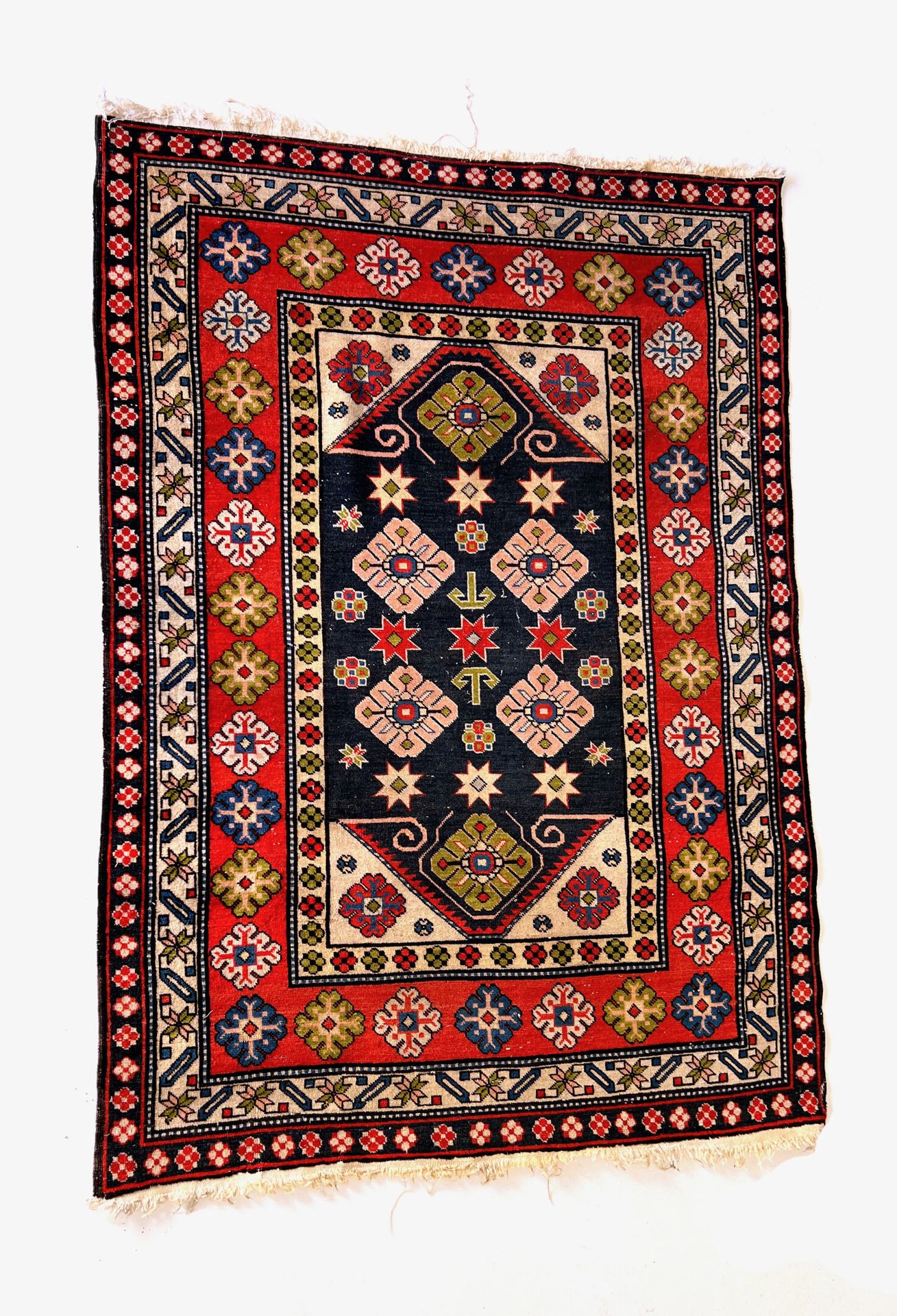 Null 东方的地毯

Chirvan地毯，19世纪，红色、绿色、奶油色和蓝色调，四个边框。饰有传统风格的几何图案。

状态良好 - 长1.71 x 宽1.24&hellip;