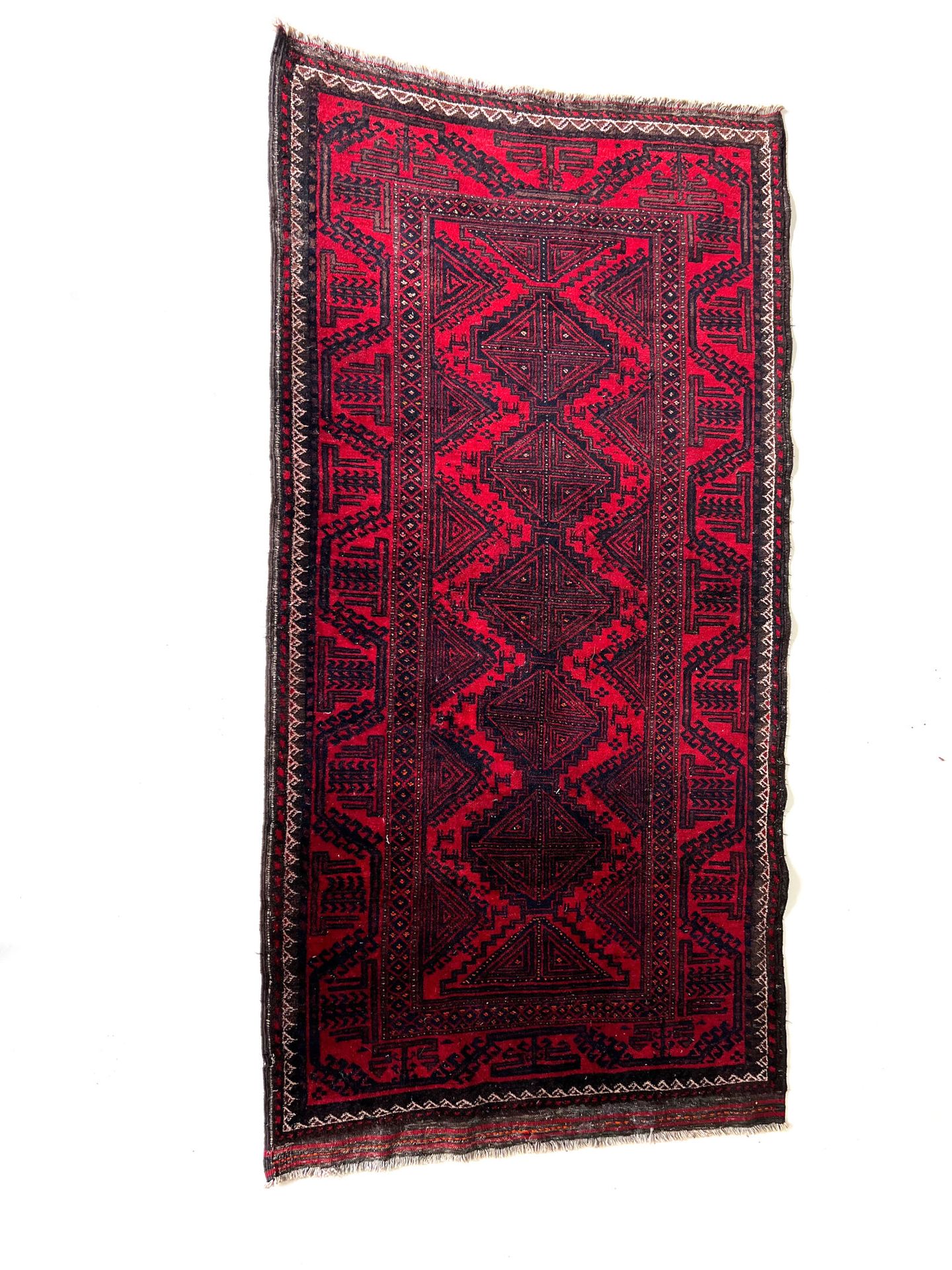 Null 东方的地毯

萨拉克地毯，19世纪，红色和棕色的色调，三层边框。装饰有形成门楣的奖章和风格化的几何图案。

状态良好 - 长2.10 x 宽1.10厘&hellip;