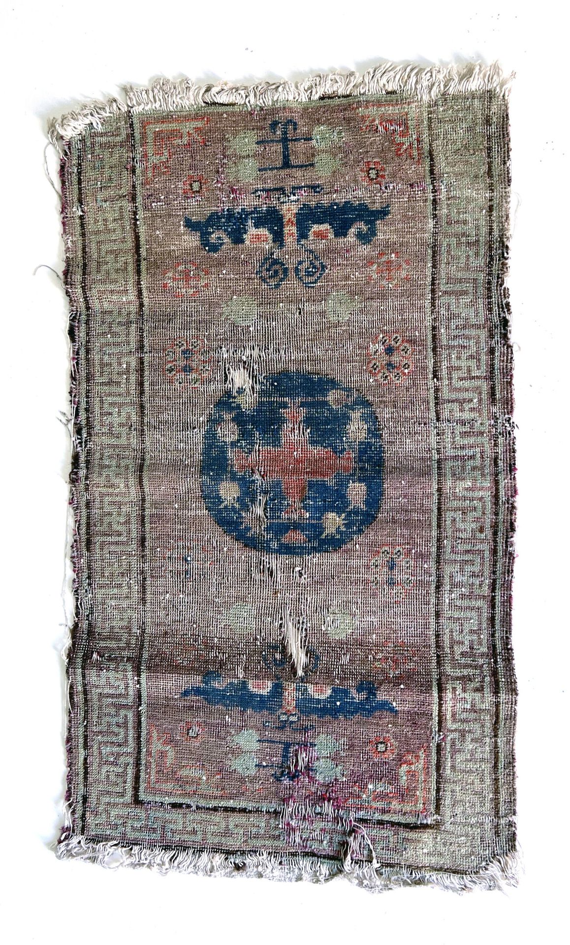 Null 东方的地毯

撒马尔罕地毯，19世纪，蓝色和粉红色的色调。饰有中央奖章和风格化的几何图案，边框饰有希腊楣。

磨损、孔洞和缺损 - 长1.28 x 宽&hellip;