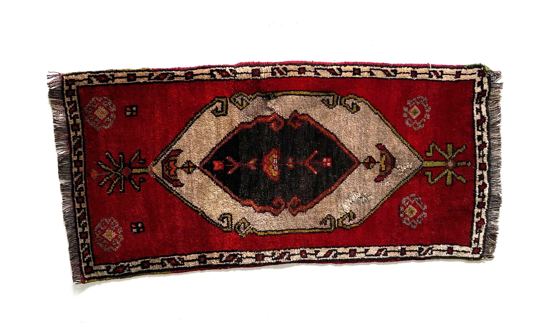 Null 东方的地毯

科尼亚地毯，20世纪，红色、奶油色和棕色的色调。饰有交错的奖章和风格化的几何图案。

状态良好 - 长1.02 x 宽0.50厘米