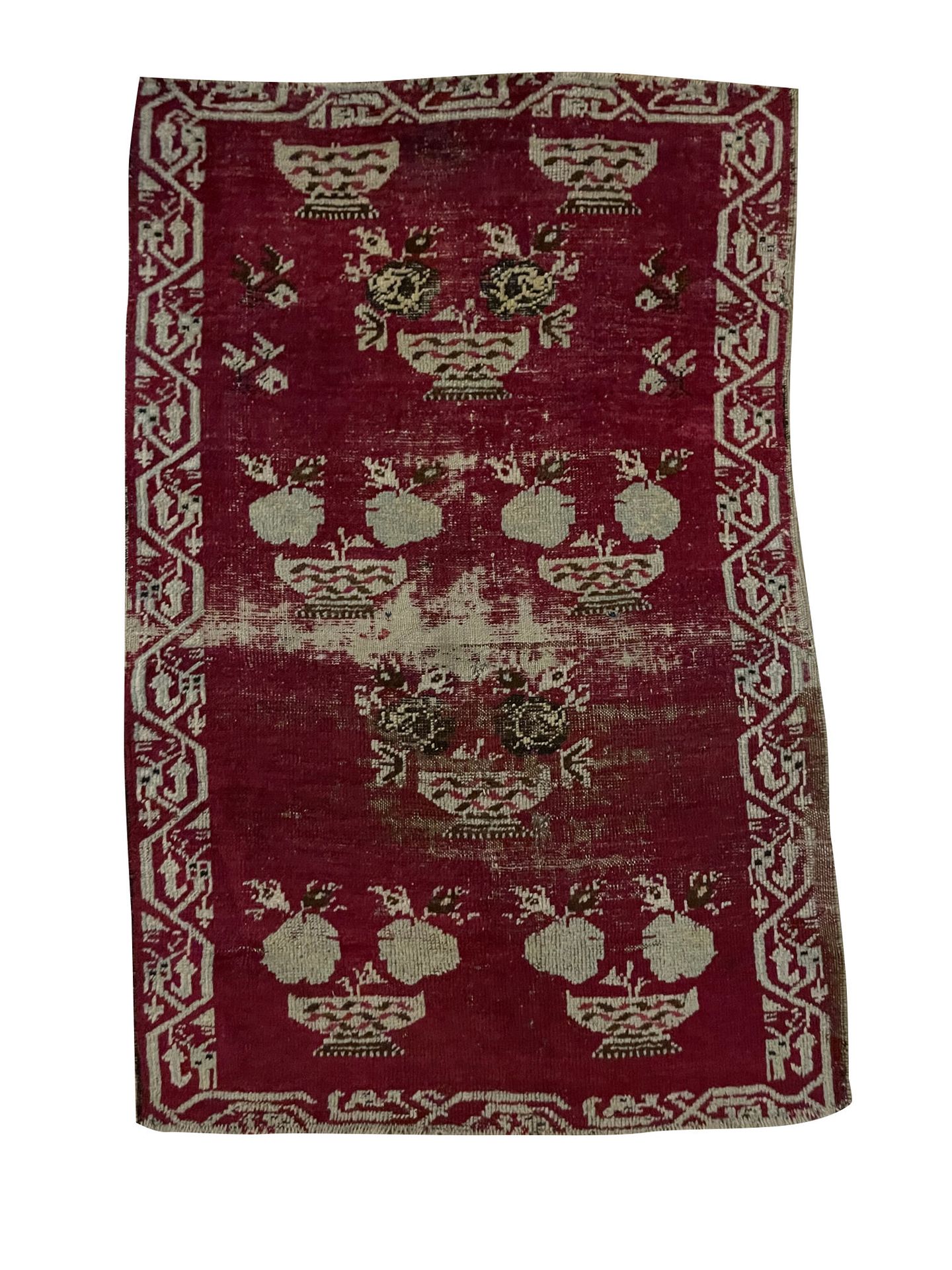 Null 东方的地毯

Ghiordes地毯，19世纪，红色和米色的色调。饰有花杯，边框上有风格化的几何图案。

穿着 - 长1.19 x 宽0.81厘米