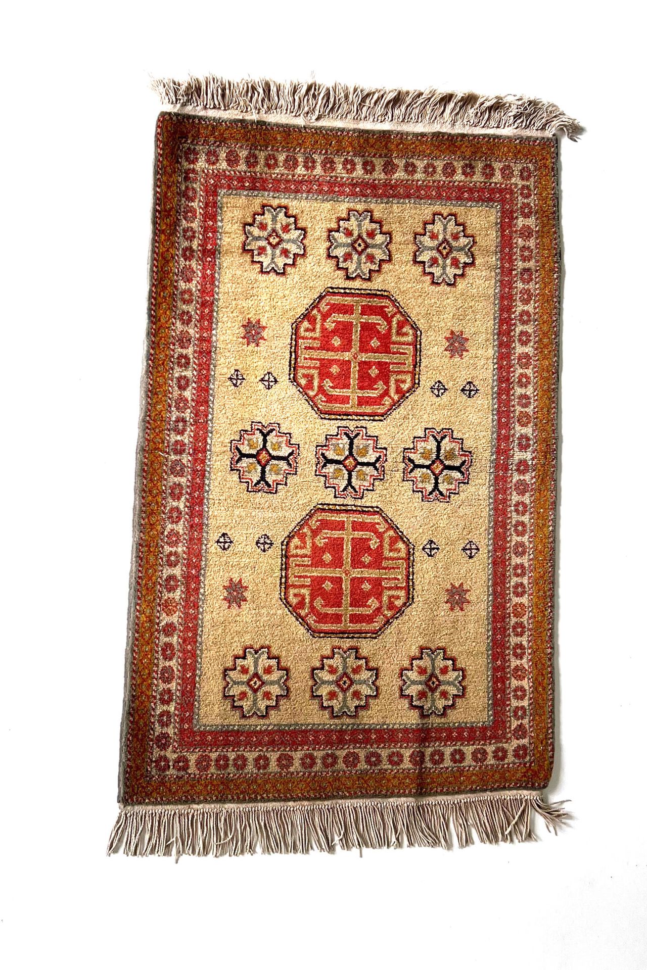 Null 东方的地毯

Chirvan地毯，20世纪，红色、赭石色和黄色调，三层边框。饰有奖章和风格化的几何花卉图案。

状态良好 - 长1.00 x 宽0.6&hellip;