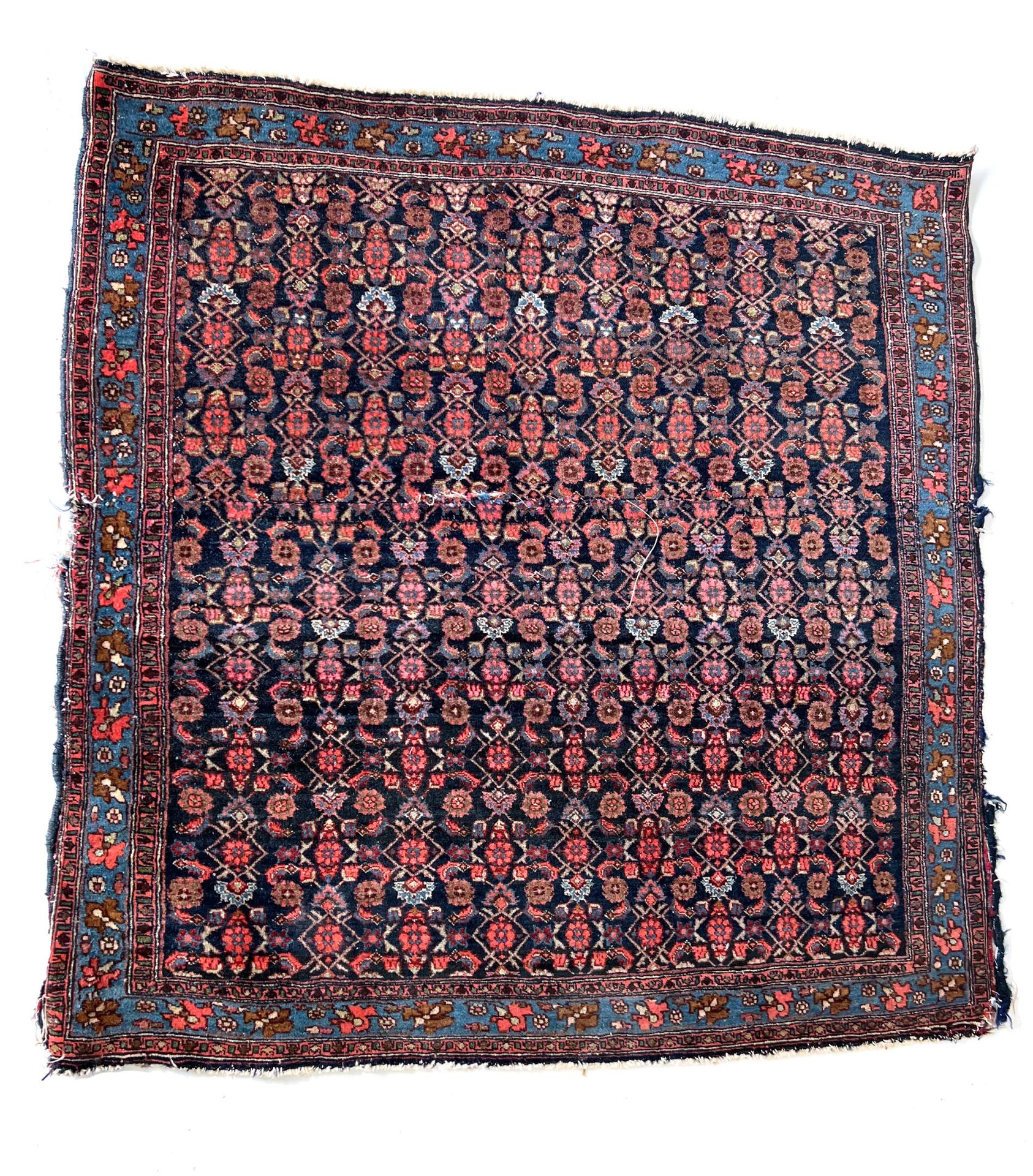 Null 东方的地毯

维拉明地毯，红色、紫色和蓝色调，花边。饰有风格化的几何花卉图案。

使用状况，修复情况 - 长1.15 x 长1.12厘米
