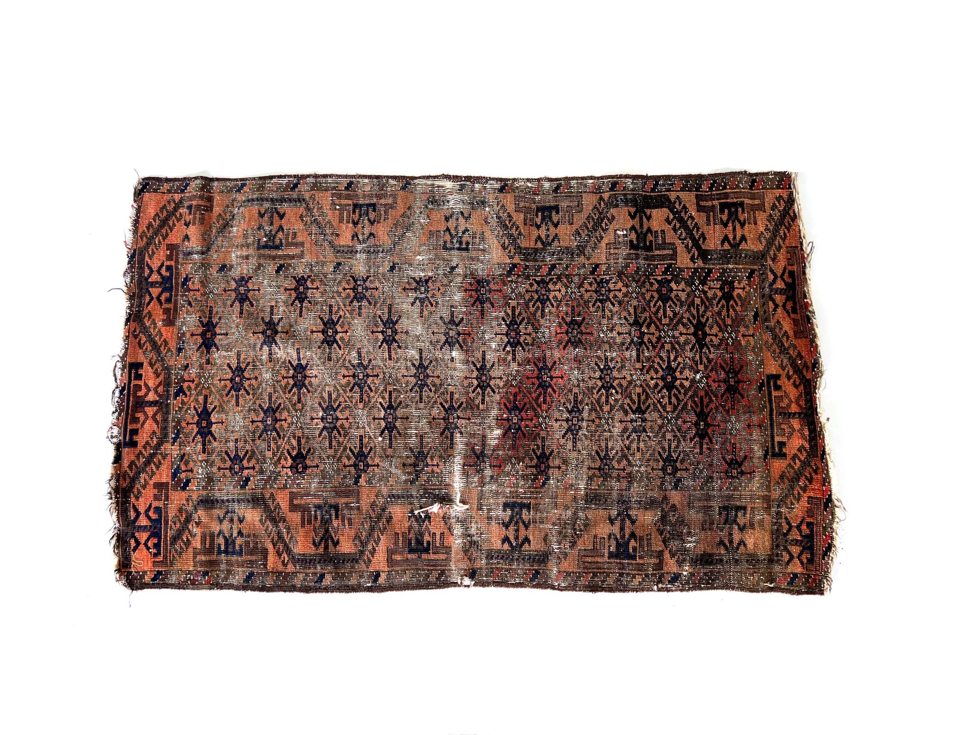 Null 东方的地毯

Beloutch地毯，19世纪，棕色和珊瑚色调。中央和边框装饰有风格化的几何元素。

磨损、孔洞和缺失部分 - 长1.40 x 宽0.8&hellip;