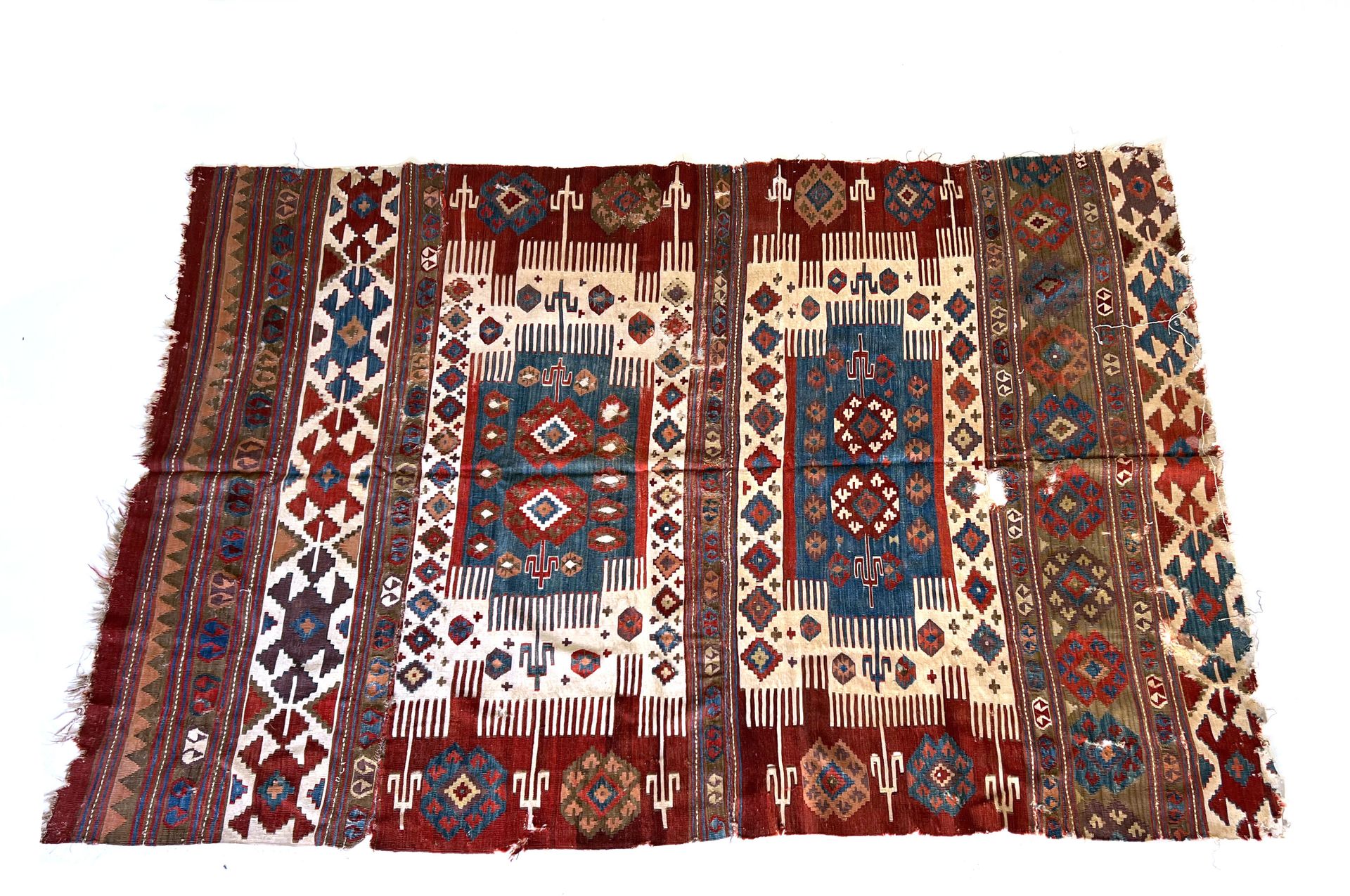 Null 东方的地毯

基里姆地毯，19世纪，多色的色调。饰有传统风格的几何图案。

磨损、破洞和缺损 - 长2.54 x 宽1.72厘米