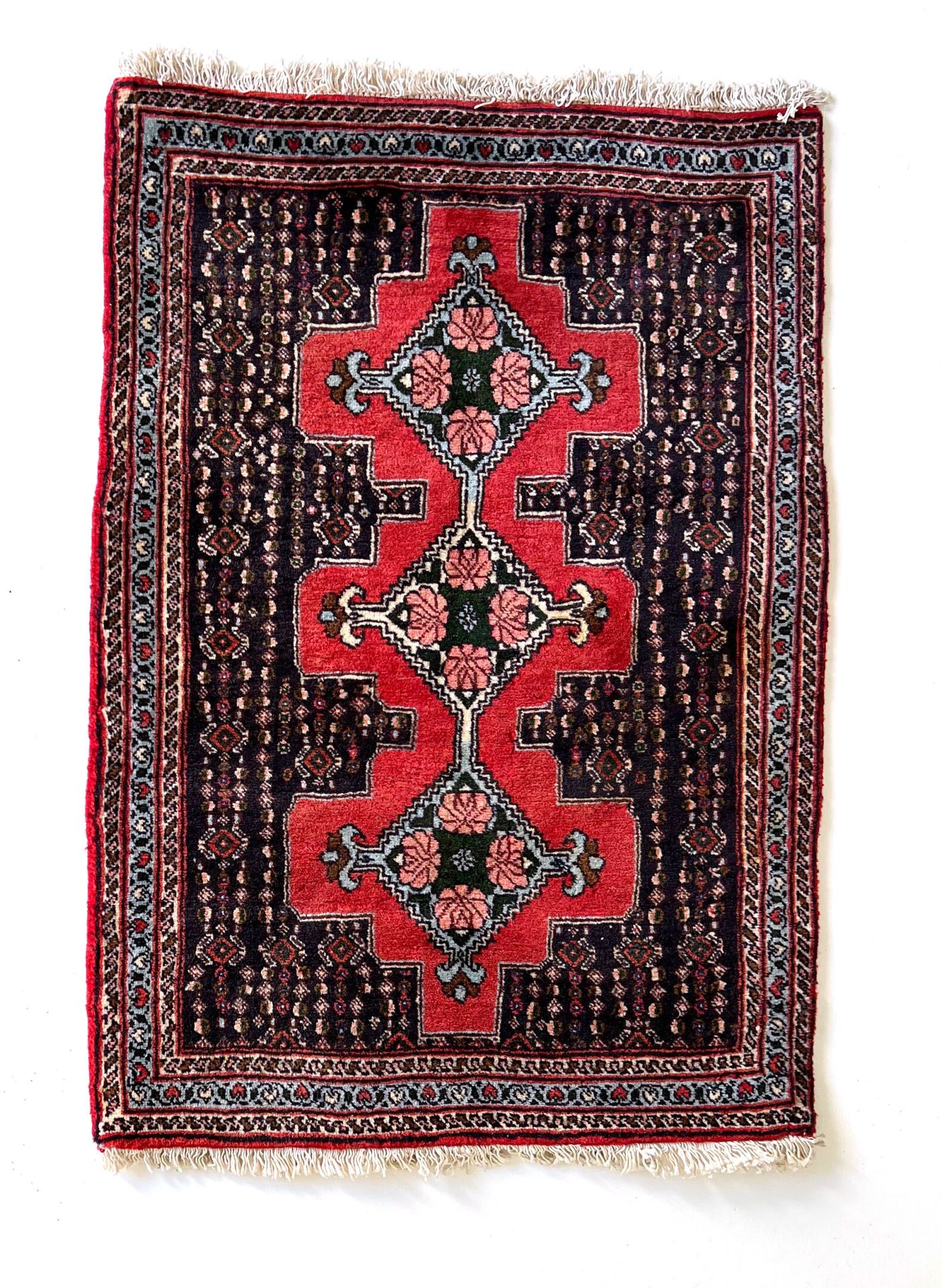 Null 东方的地毯

棕色、红色和天蓝色的地毯。饰有风格化的几何图案。

状况良好 - 长1.04 x 宽0.72厘米