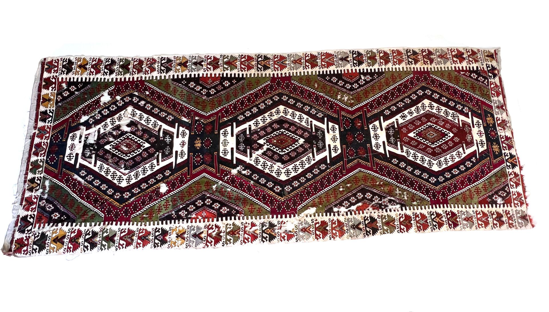 Null 东方地毯

基里姆地毯，棕色、绿色、红色和米色的色调。饰有传统风格的几何图案。

磨损、破洞和缺损 - 长4.50 x 宽1.90厘米