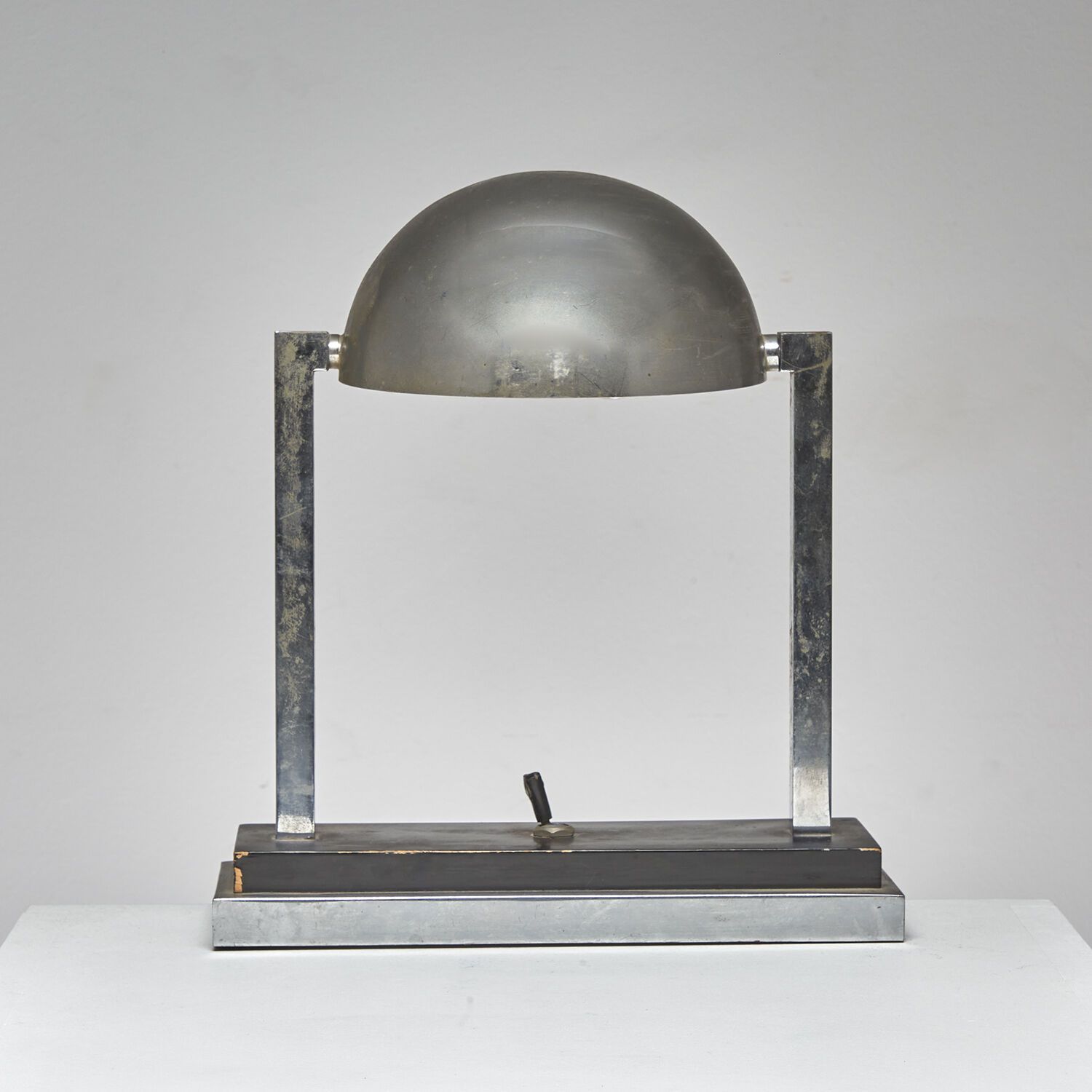 JACQUES ADNET (1900-1984) JACQUES ADNET (1900-1984)
Lampe de table en métal tubu&hellip;