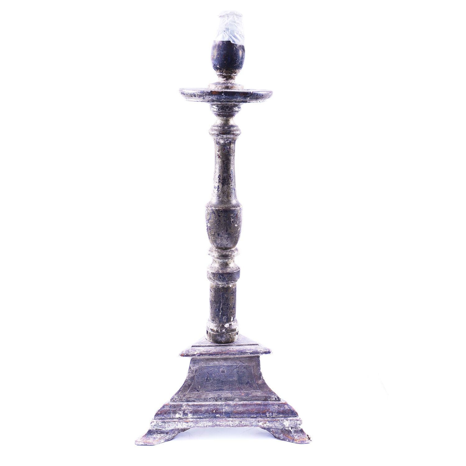 ITALIE, ÉPOQUE DÉBUT XIXÈME SIÈCLE 威尼斯，17 世纪风格
一对镀银模制木质烛台。三角形底座。栏杆式轴心。
意大利，19 世纪&hellip;