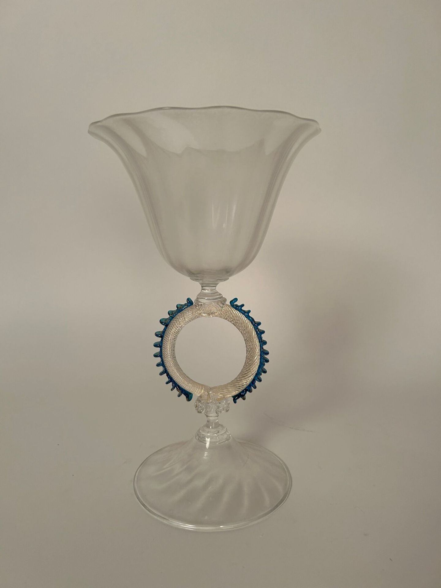 MURANO - DANS LE GOÛT DU XVIII siècle 村野 - 十八世纪的味道
吹制玻璃瓶器。上部为郁金香形，边缘饰有花饰，安放在一圈扭转&hellip;