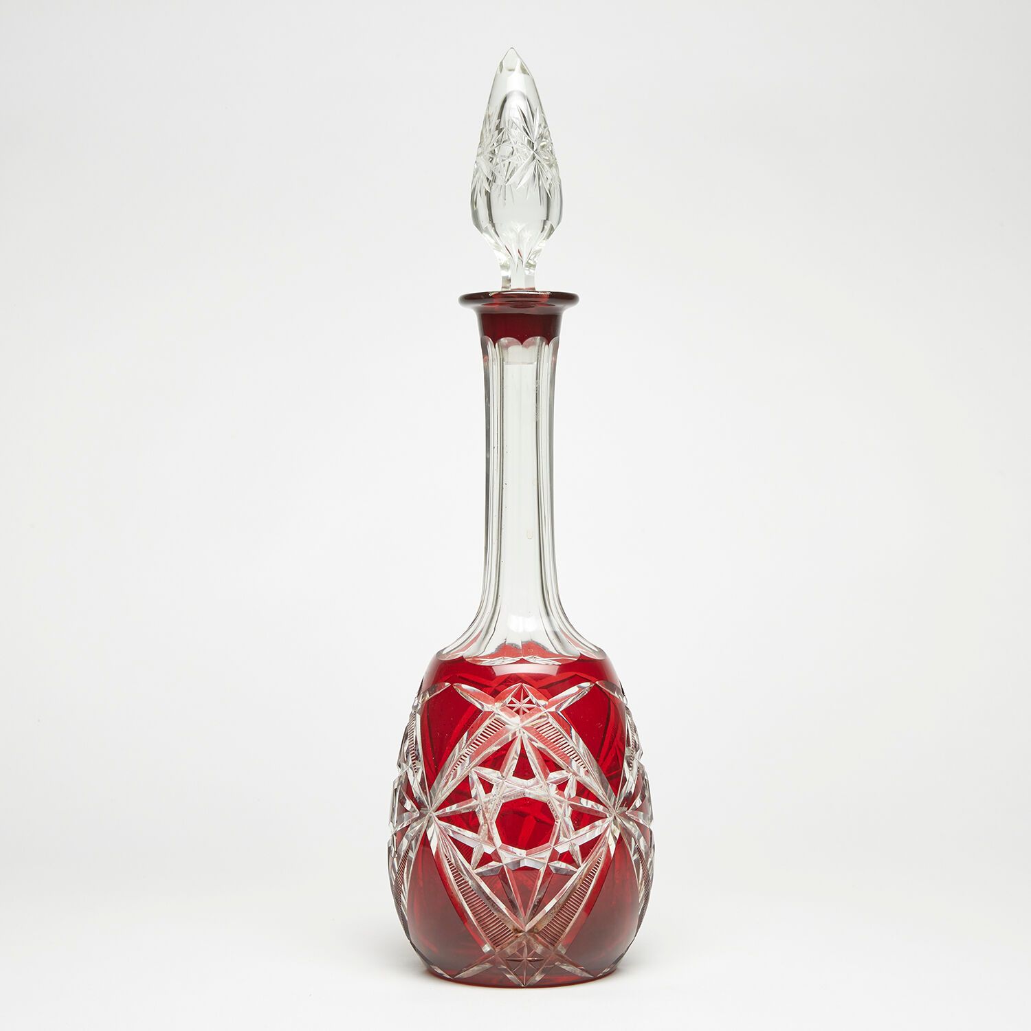 VAL SAINT LAMBERT Val Saint Lambert 
大型透明红色切割水晶利口酒瓶，带有几何装饰。 
高 39 厘米