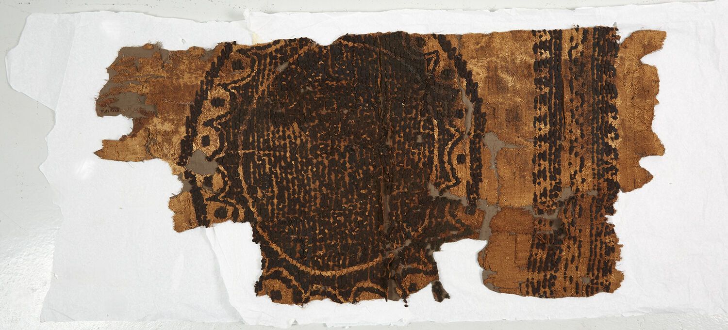 ÉGYPTE, ÉPOQUE COPTE 埃及，科普特时期
装饰有同心圆星形图案（合并）的羊毛和亚麻布围巾。
埃及，科普特时期。
埃及，科普特时期，羊毛和亚麻布&hellip;