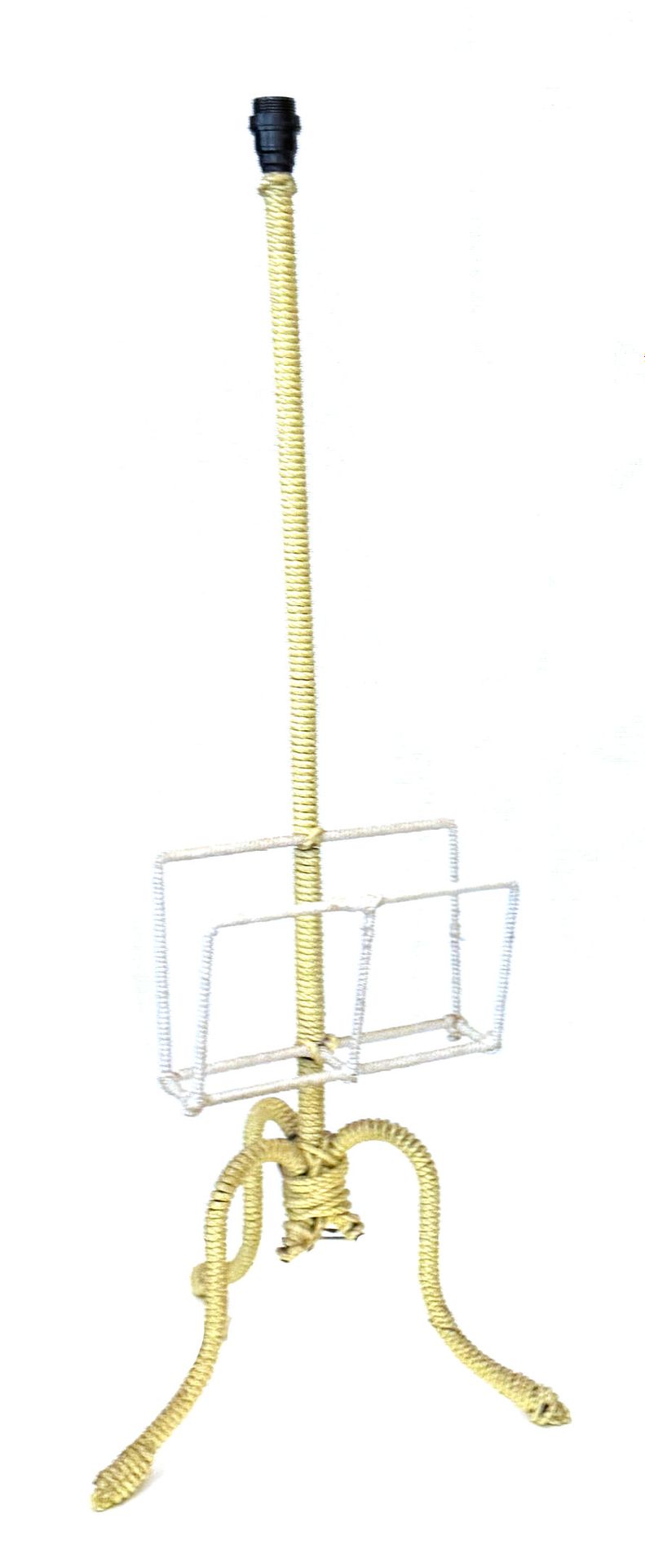 VINTAGE VINTAGE
Un lampadaire/porte-revues en corde
H 170 cm