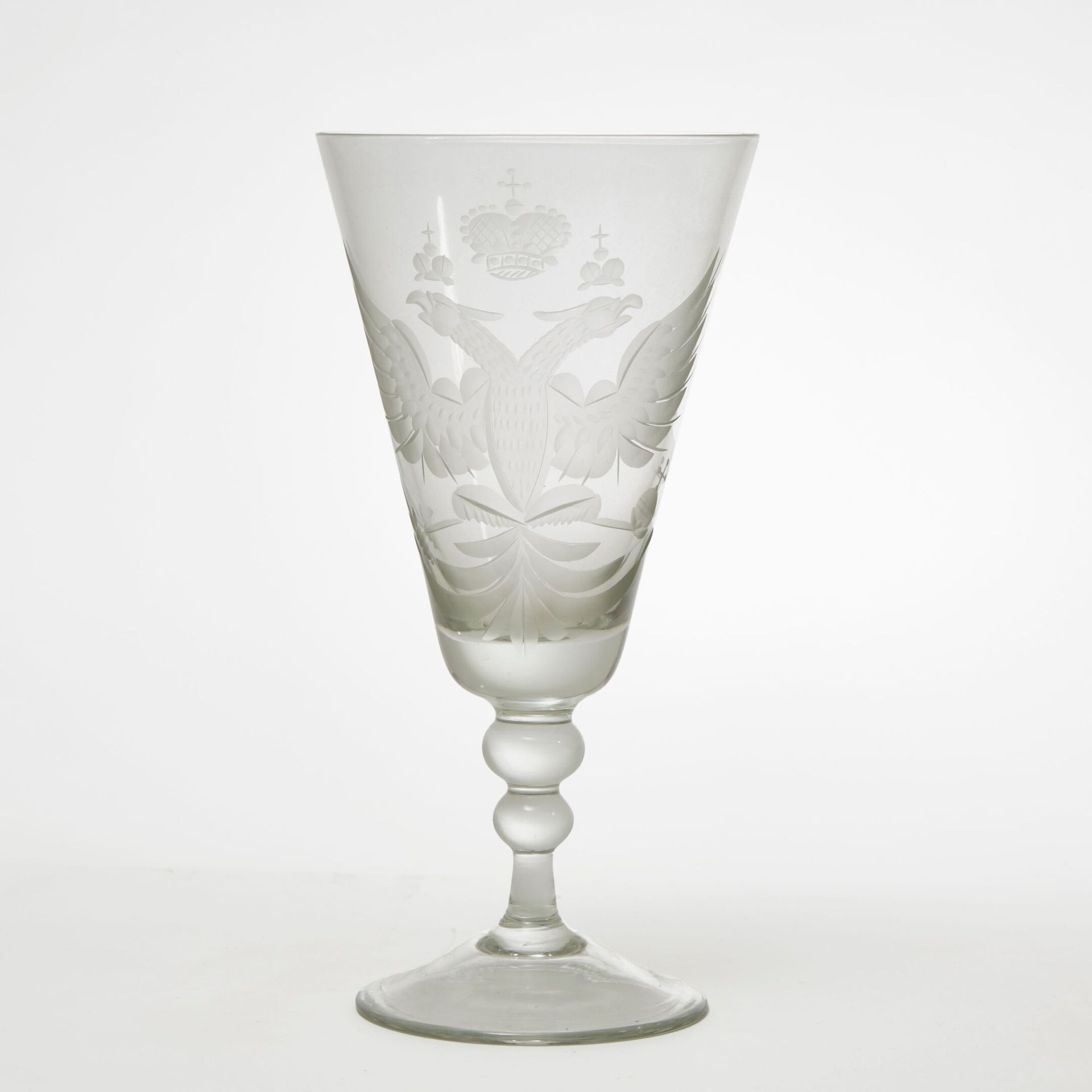 TRAVAIL MODERNE 现代作品
现代玻璃杯，18 世纪风格，刻有双头鹰装饰。 
高 16.5 厘米