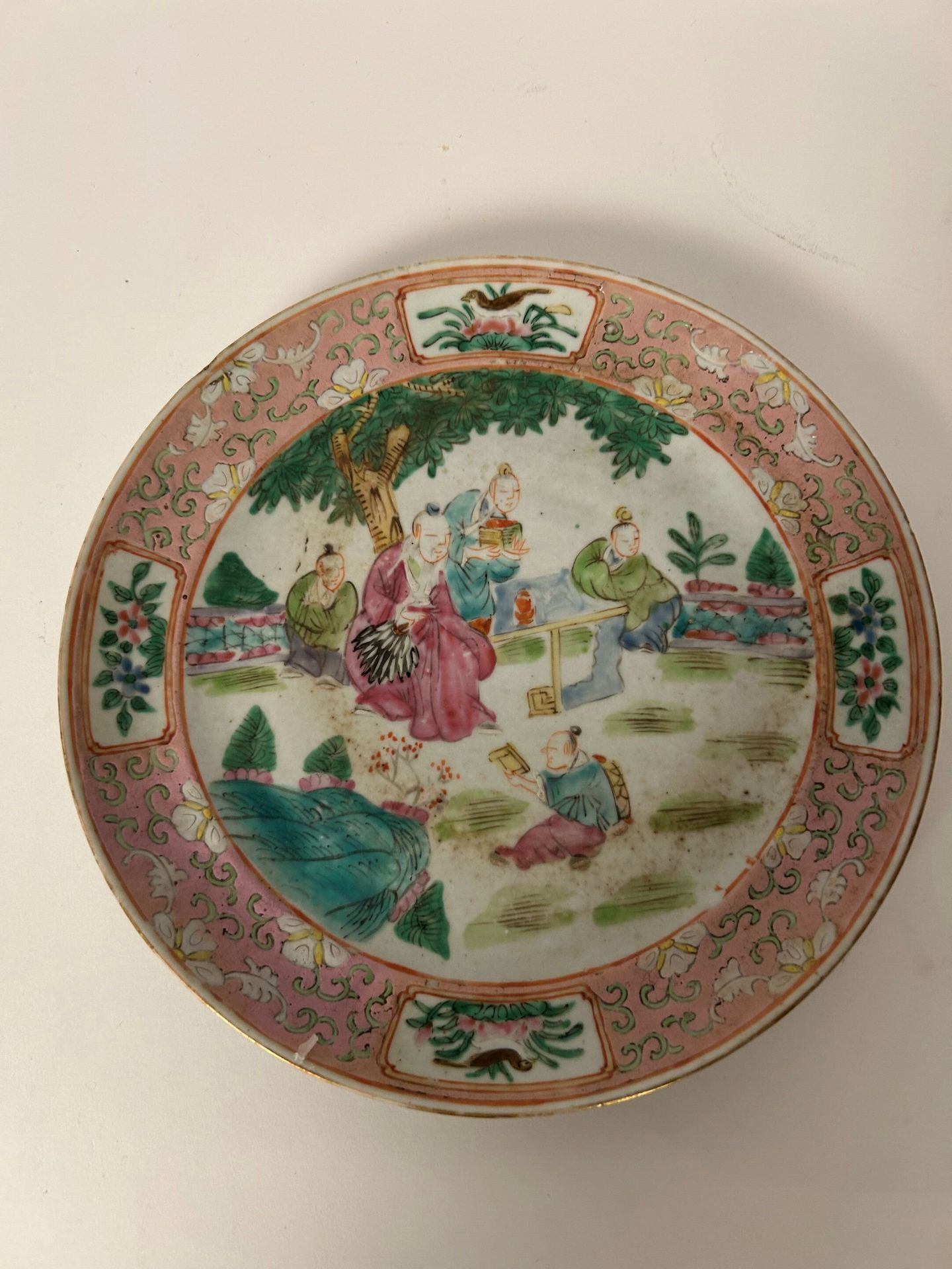 CHINE - Fin XIX siècle CHINA - Ende des 19.
Jahrhundert. Teller aus rosafarbenem&hellip;