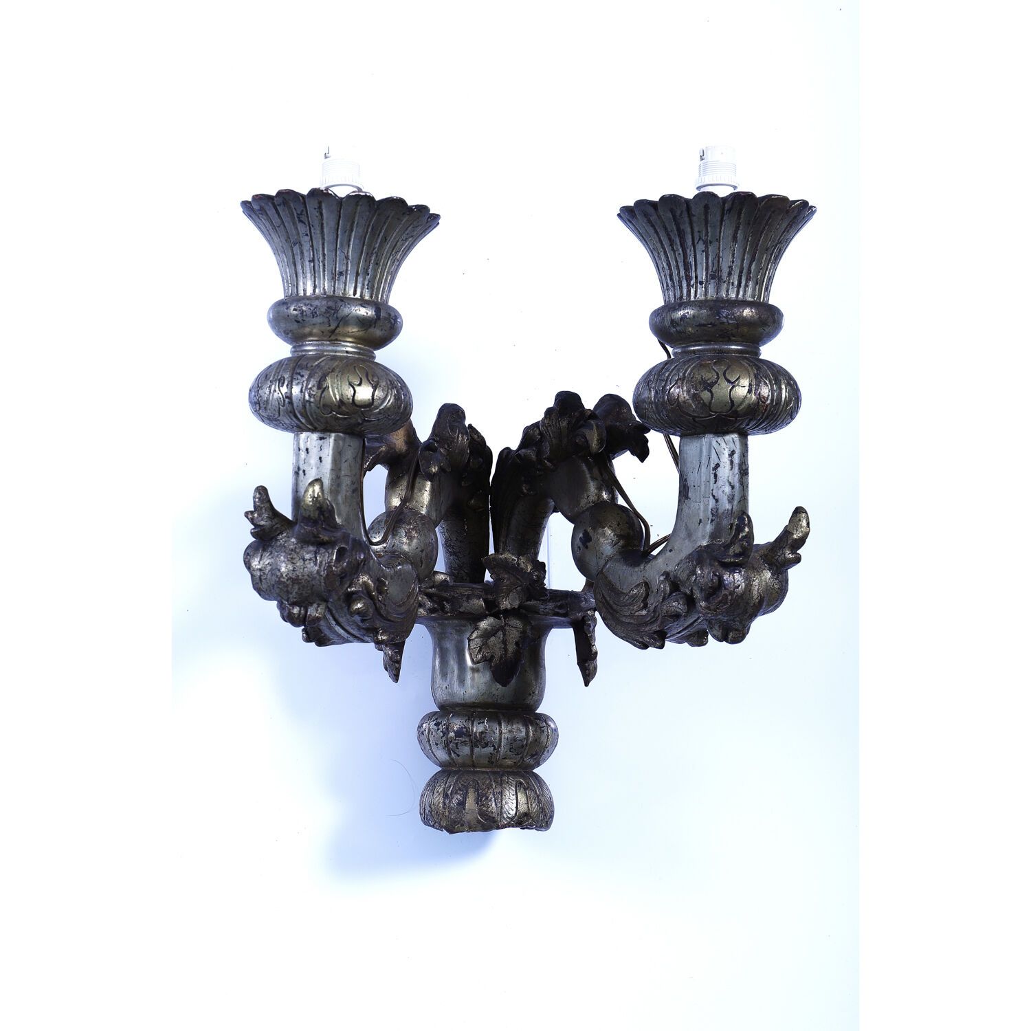 ITALIE, ÉPOQUE XVIIIEME SIÈCLE 意大利，18 世纪
一对大型镀银木雕双灯壁灯。光柱轴，光臂从雕有刺桐叶的控制台上伸出。
意大利，1&hellip;