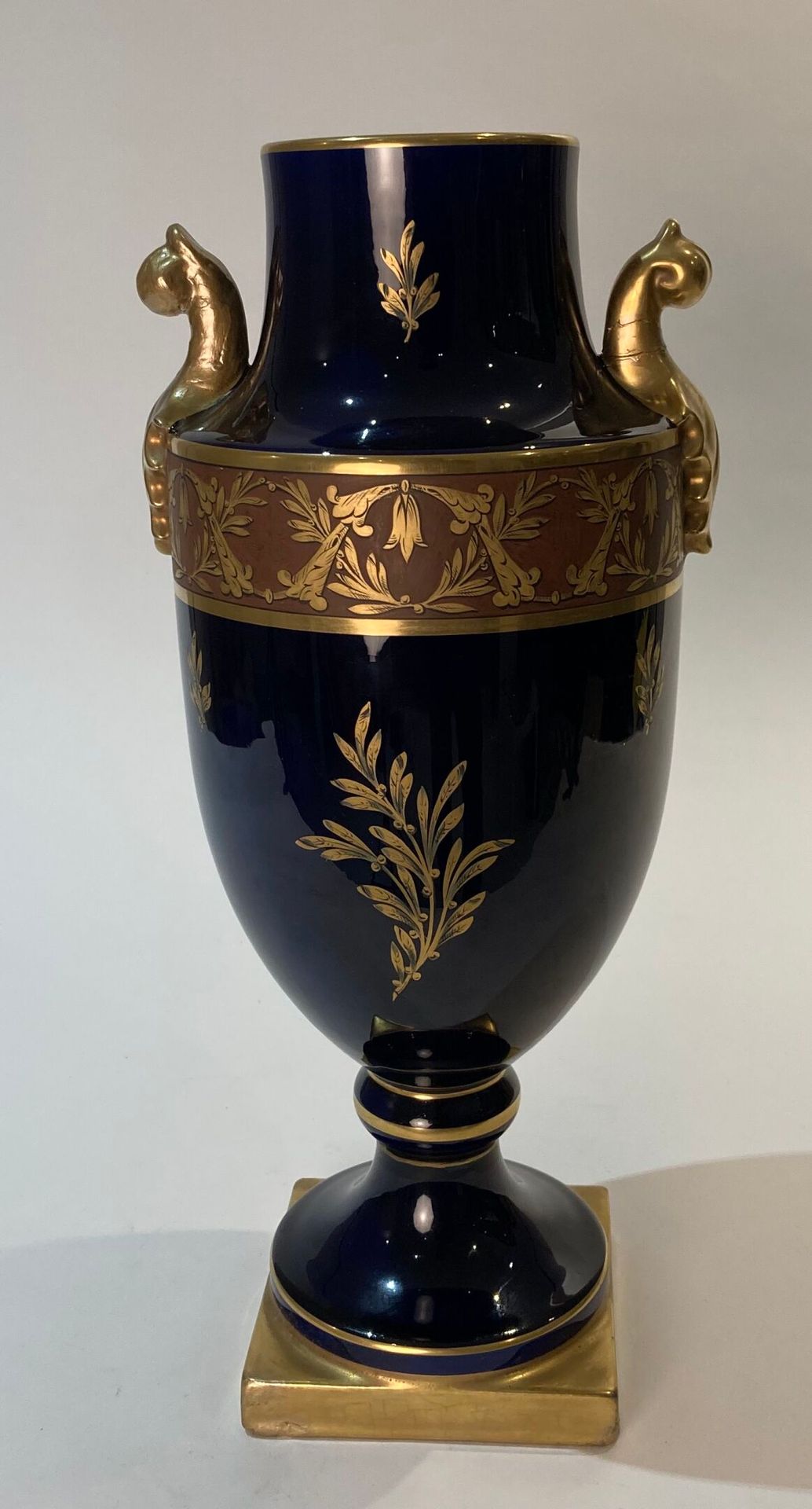 PINON PINON 
Grand vase en forme d'urne en faïence de Tours, à décor doré sur fo&hellip;