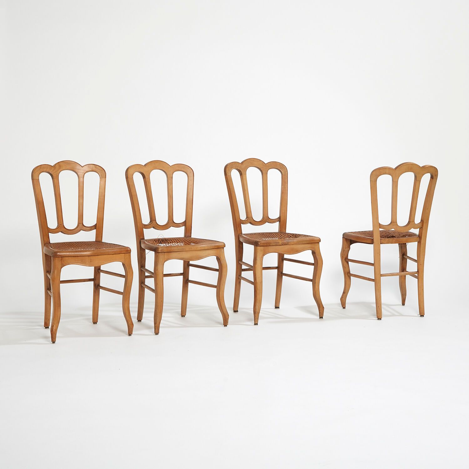 XX SIÈCLE 二十世纪
一套 6 把白蜡木椅，柳条编织的座椅。(座椅破损）。
高 90 厘米