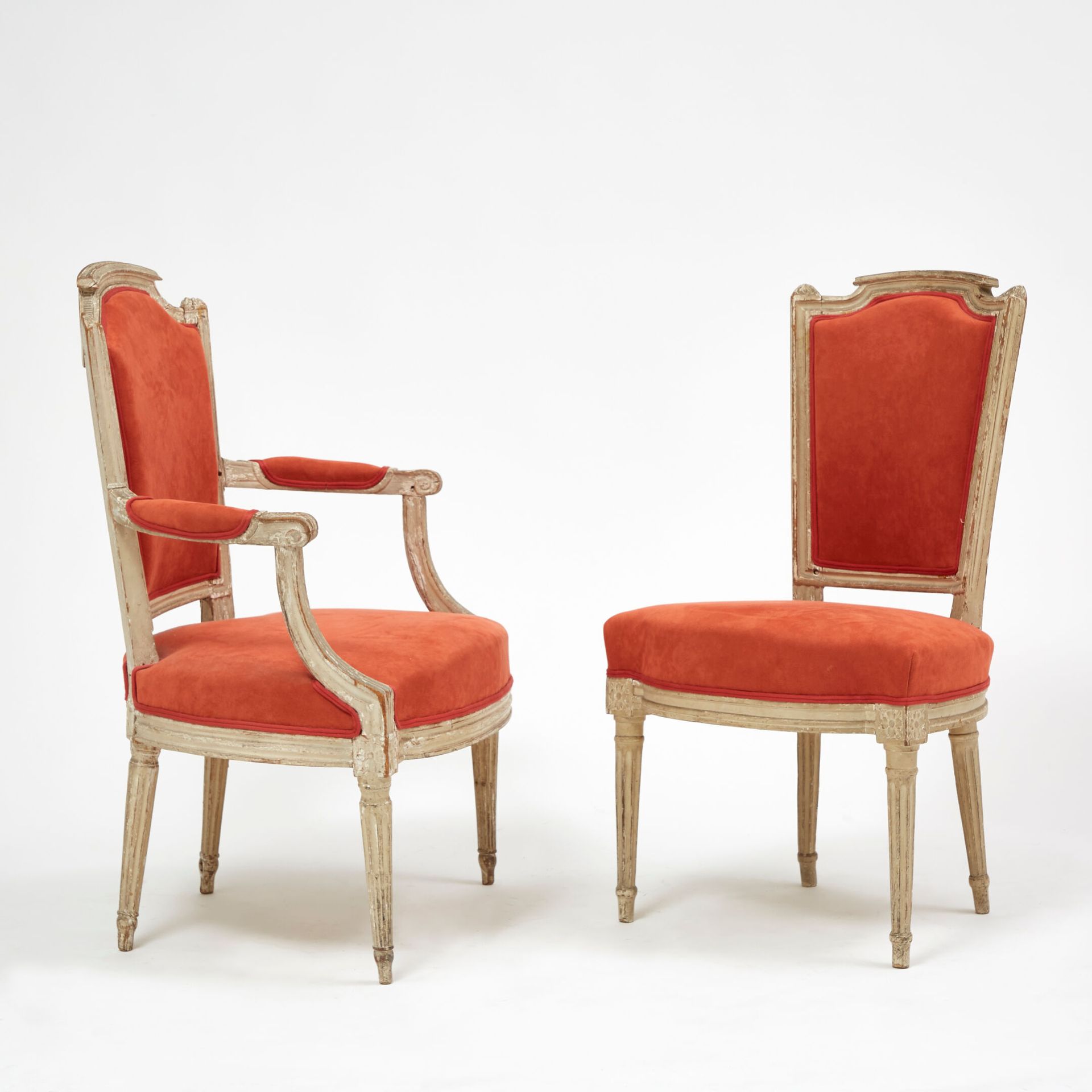 ÉPOQUE LOUIS XVI 路易十六时期
一把卡布里奥莱扶手椅和一把同样设计的椅子，木质模压雕刻，白色漆面。梯形靠背为 "宪兵头盔 "造型，扶手以卷轴式袖&hellip;