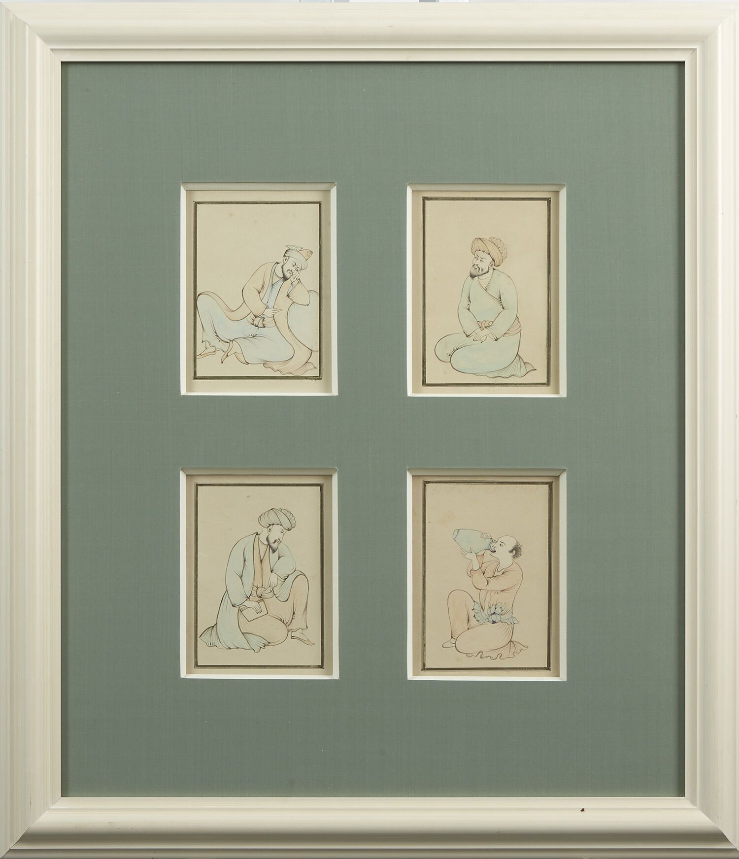 IRAN 伊朗
四幅人物坐像图、
纸上水粉画，描绘四个坐着的人物，每个人都在从事某种活动。
四幅坐姿人物画，伊朗，现代作品
高 13.5 x 宽 10 厘米（每&hellip;