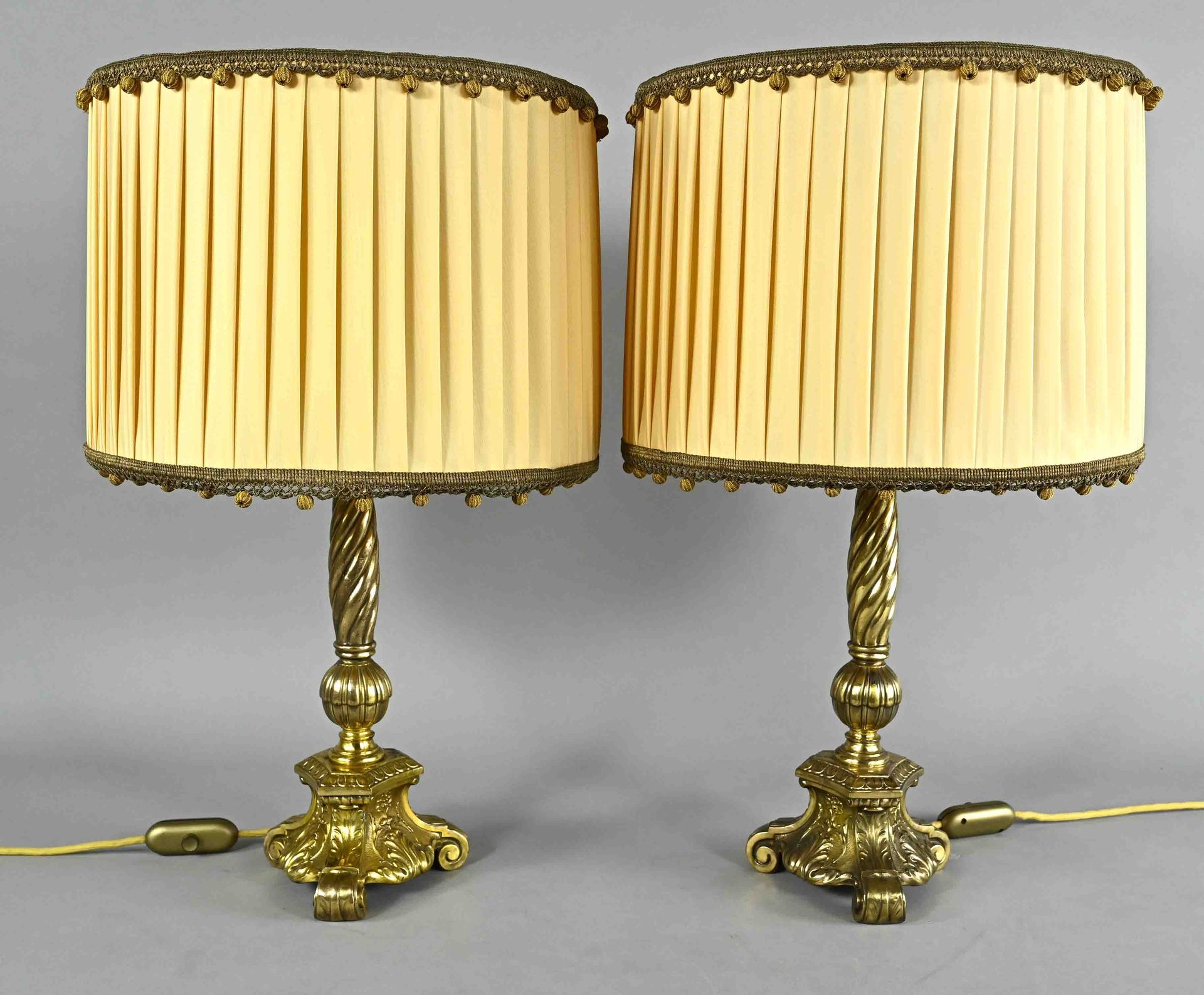 Null Paire de lampes de table vers 1920, zinc moulé doré, hauteur 65 cm, bon éta&hellip;