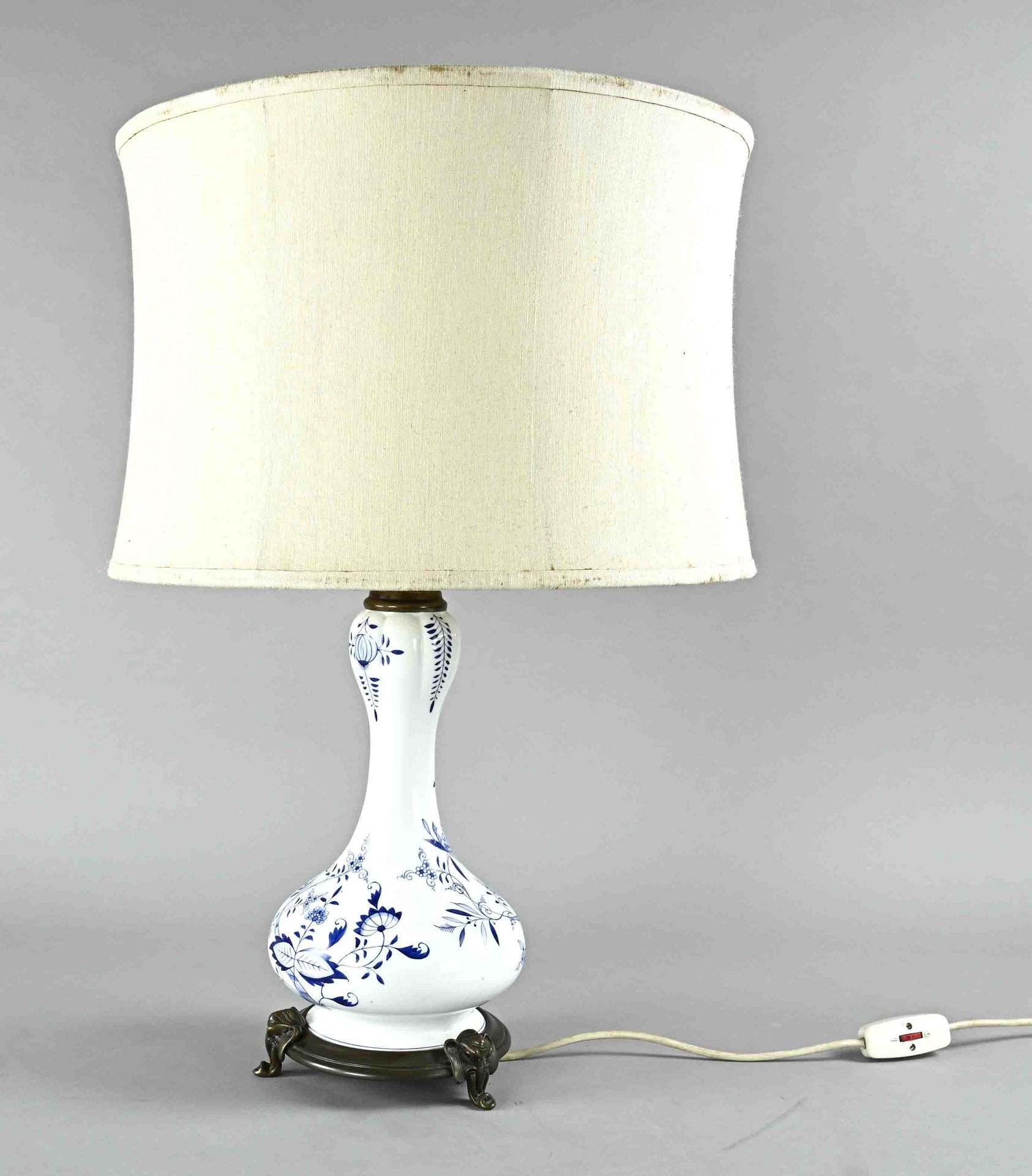 Null Lampe de table, allemand vers 1920, porcelaine peinte de motifs d'oignons, &hellip;