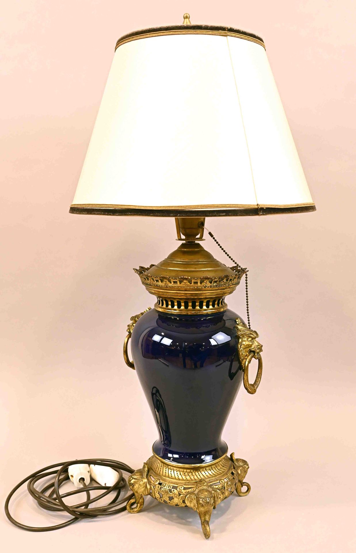 Null Lampe de table, France vers 1900, vase en céramique bleue sur pied en laito&hellip;