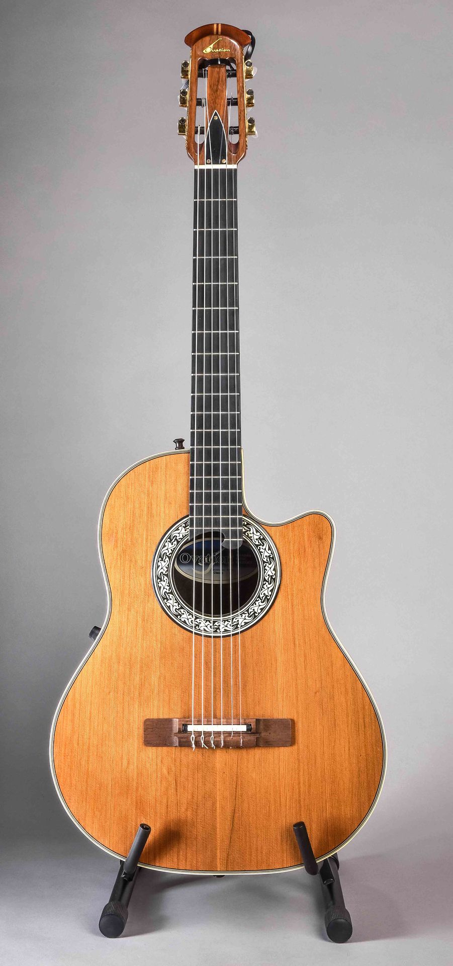 Null E - 吉他，"Ovation 1763"，塑料琴身，轻微损坏，有裂痕，长105厘米x40厘米，有包。
