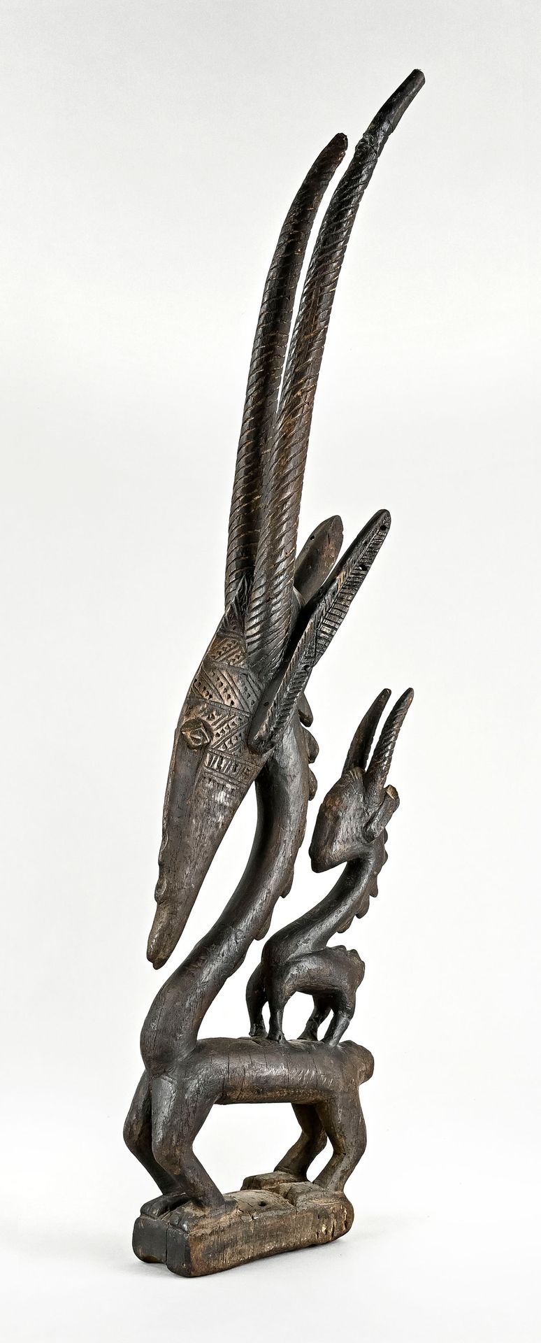 Null Belle antilope femelle sculptée avec son petit de type vertical, Tjiwara, B&hellip;