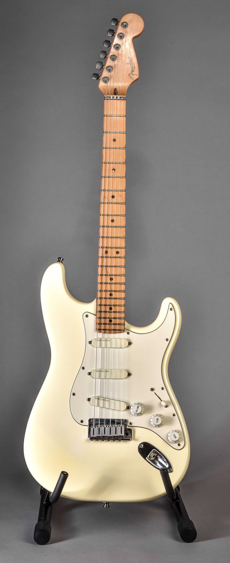 Null E - guitarra, Fender, "Stratocaster", USA, años 90, longitud 97 cm x 32 cm,&hellip;