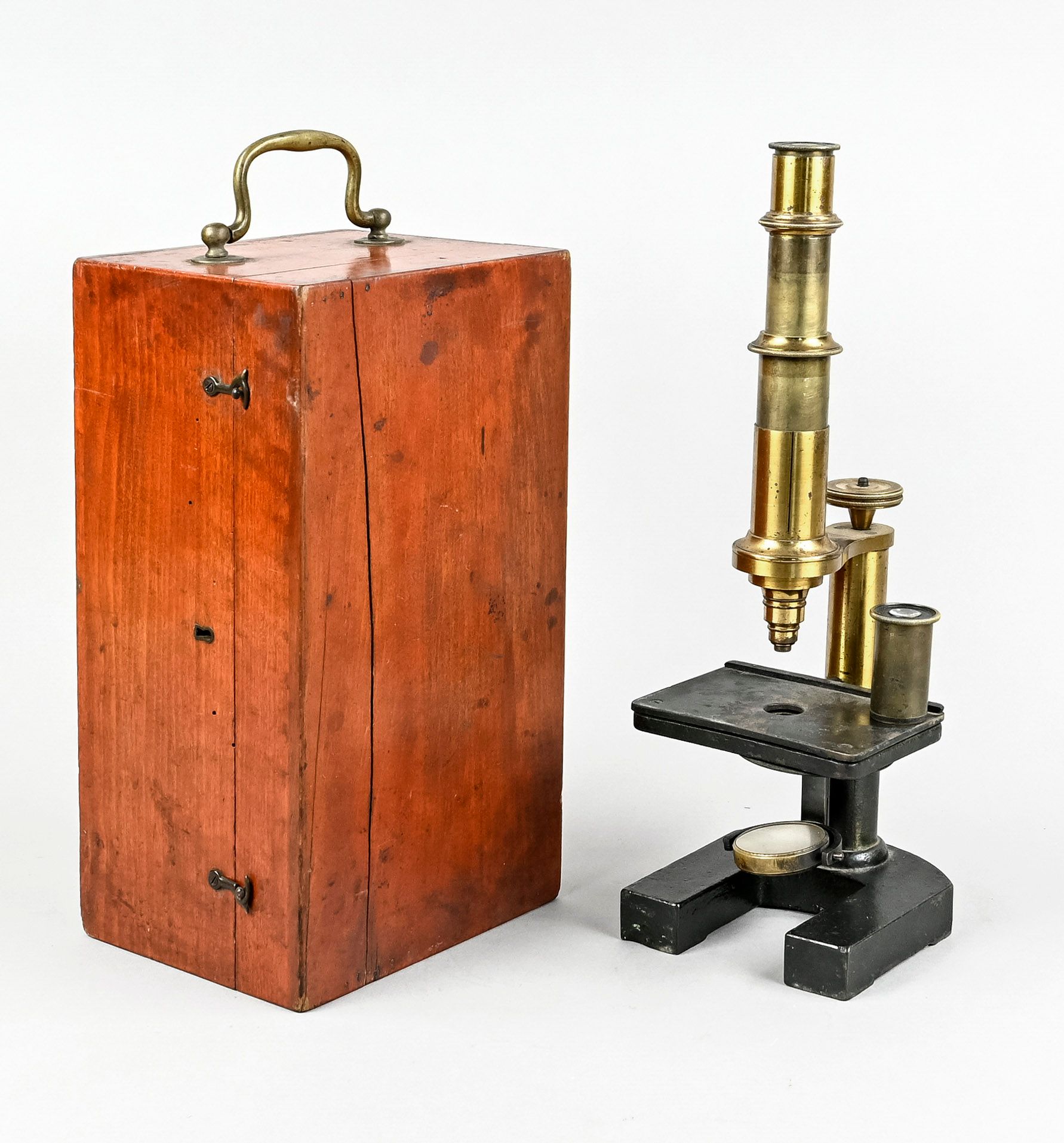 Null 显微镜，德国约1900年，P. Thate，柏林，铁和黄铜，高31.5厘米，原木箱。
