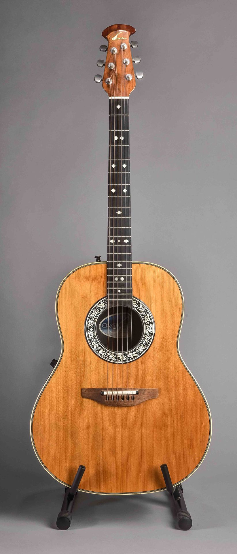 Null 吉他，"Ovation"，型号1763，Classik，前面有2条细小的头发丝裂纹，长100厘米×41厘米，带包。