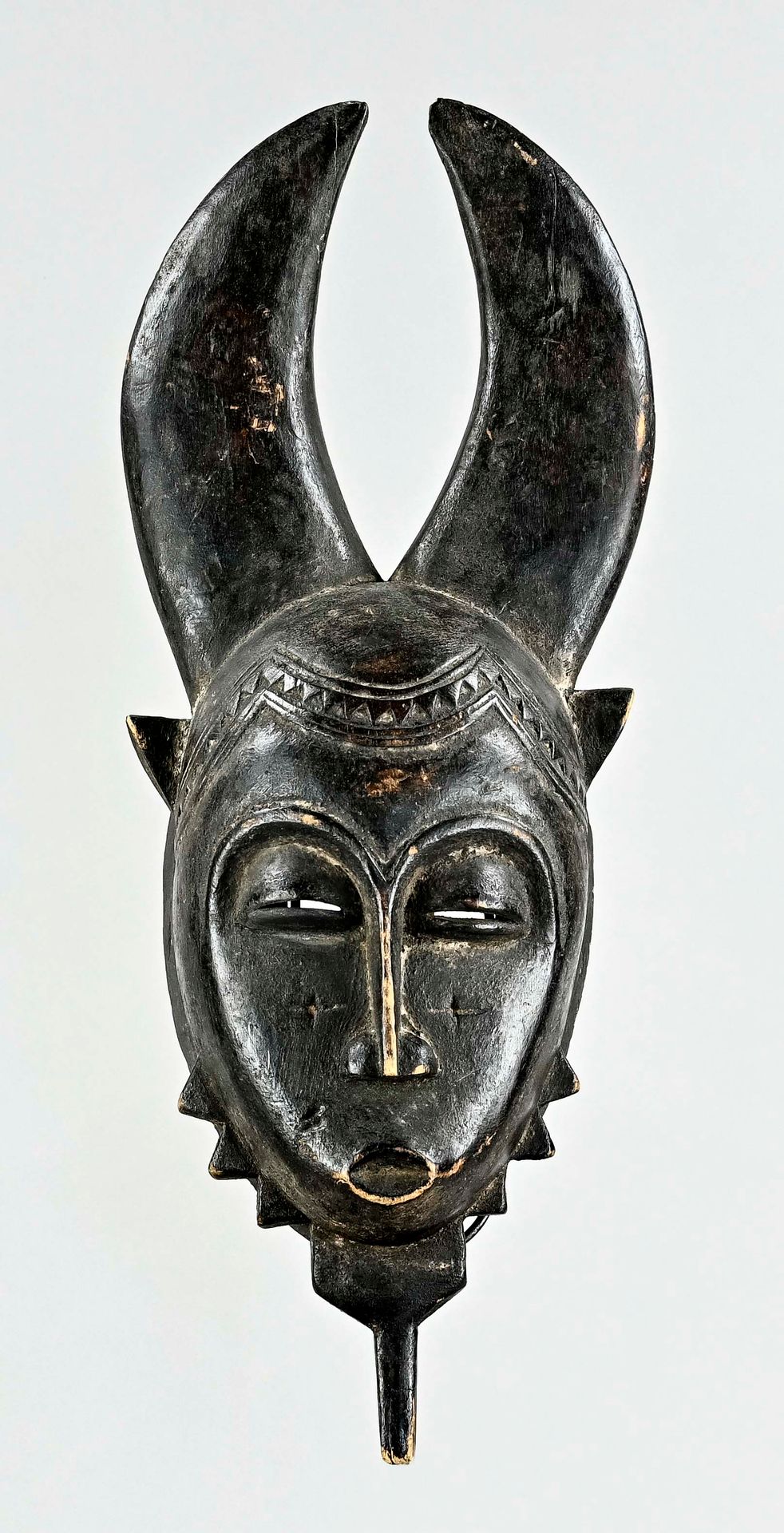 Null 面具，非洲，小脸面具，有宽大的角，每个角的底部有3个棱角，木制，长45厘米